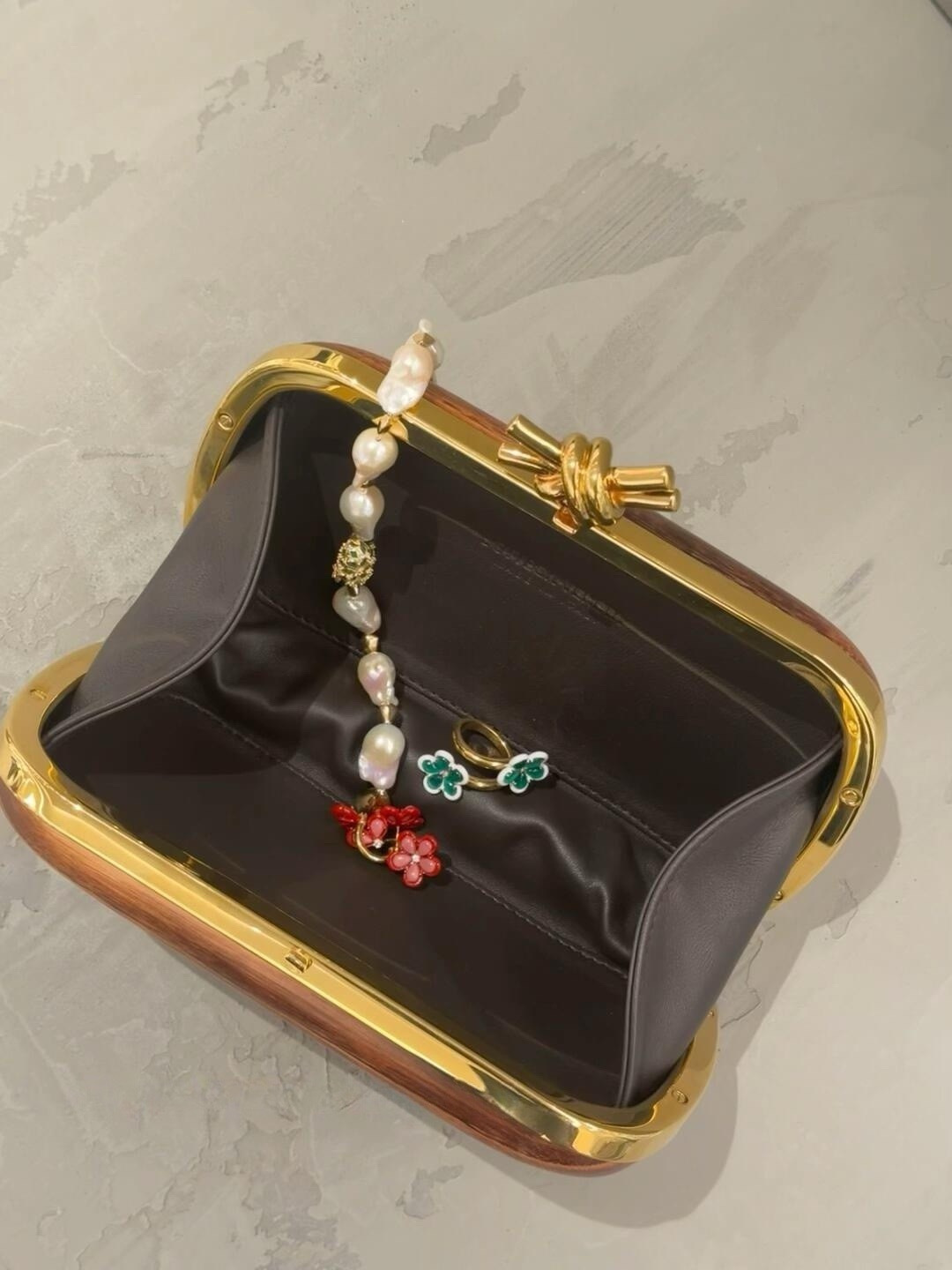 Official website image/upper body image~Each wooden dinner bag is unique due to its different textures photo 8