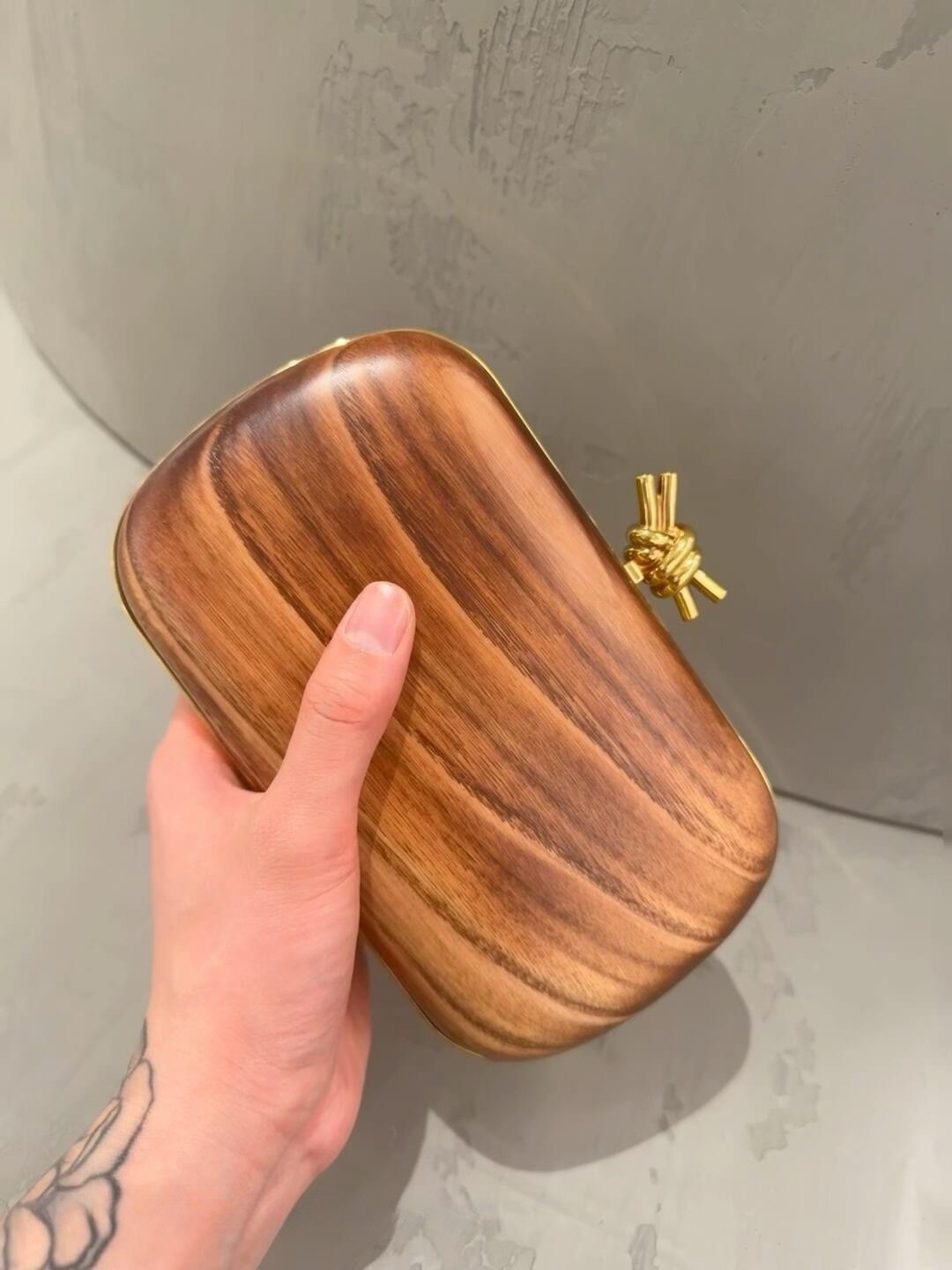 Official website image/upper body image~Each wooden dinner bag is unique due to its different textures photo 9