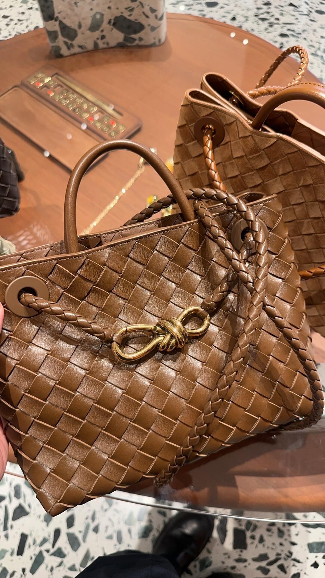 🌰 Andiamo's small hazelnut brown, the first Maillard colored bag of autumn, gives a warm and elegant feeling, while also carrying a touch of luxury and nobility ✨