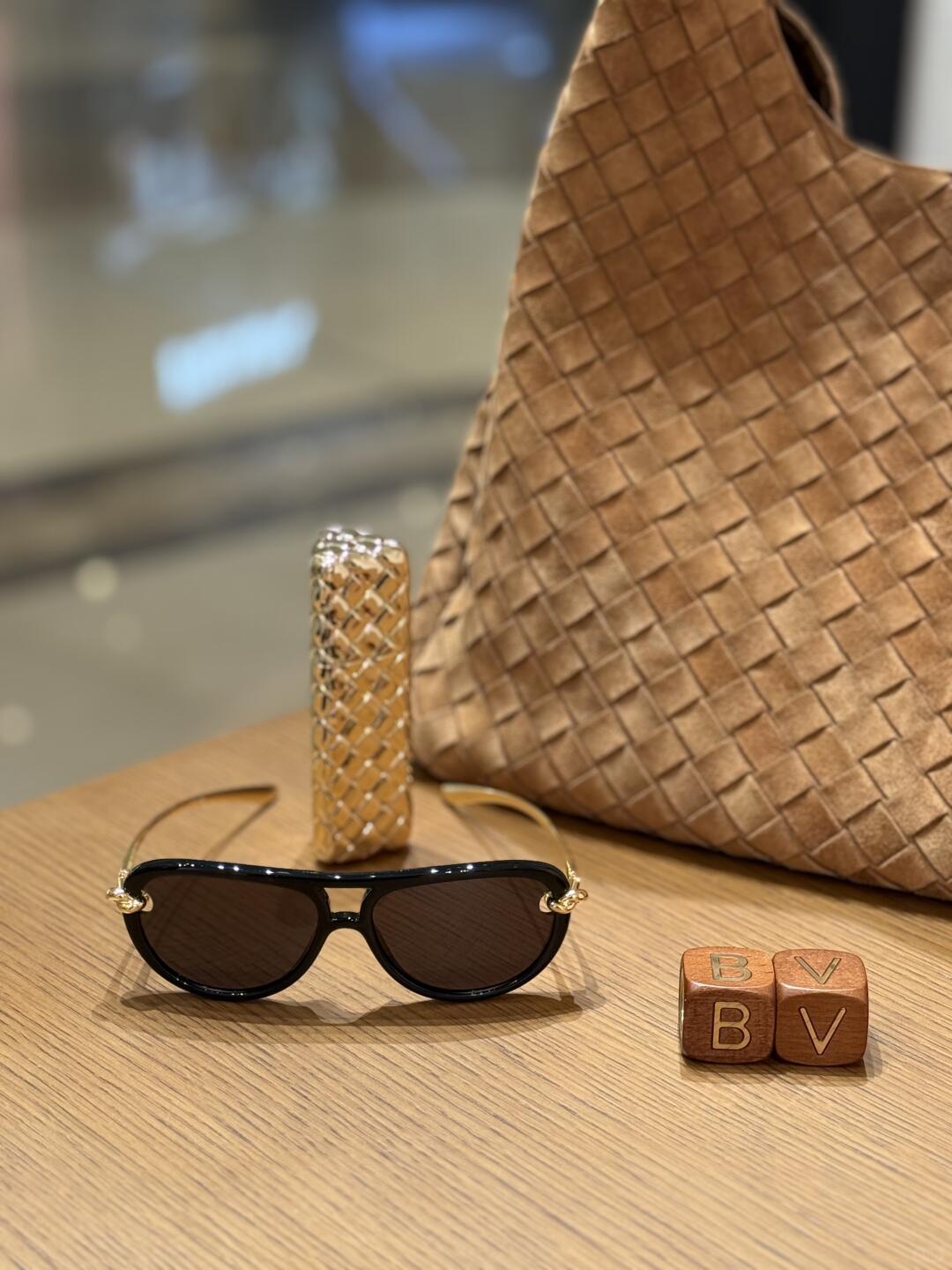 大号Campana🤎
沉浸秋日的自在氛围
麂皮恰巧又是最能体现秋季🍂氛围感的皮质。