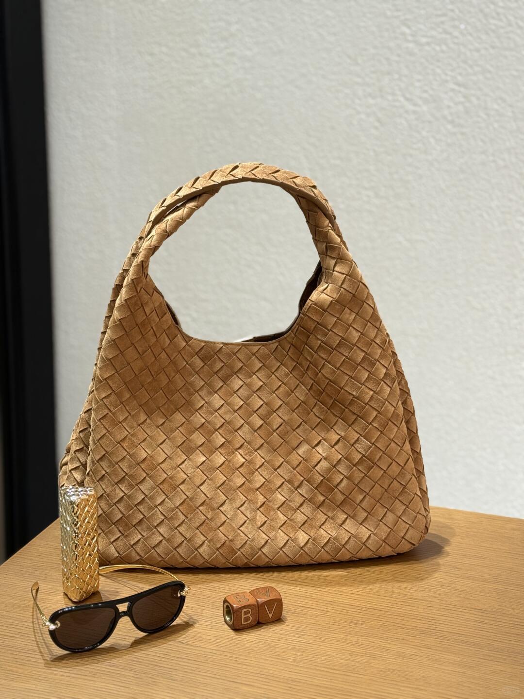 大号Campana🤎
沉浸秋日的自在氛围
麂皮恰巧又是最能体现秋季🍂氛围感的皮质。