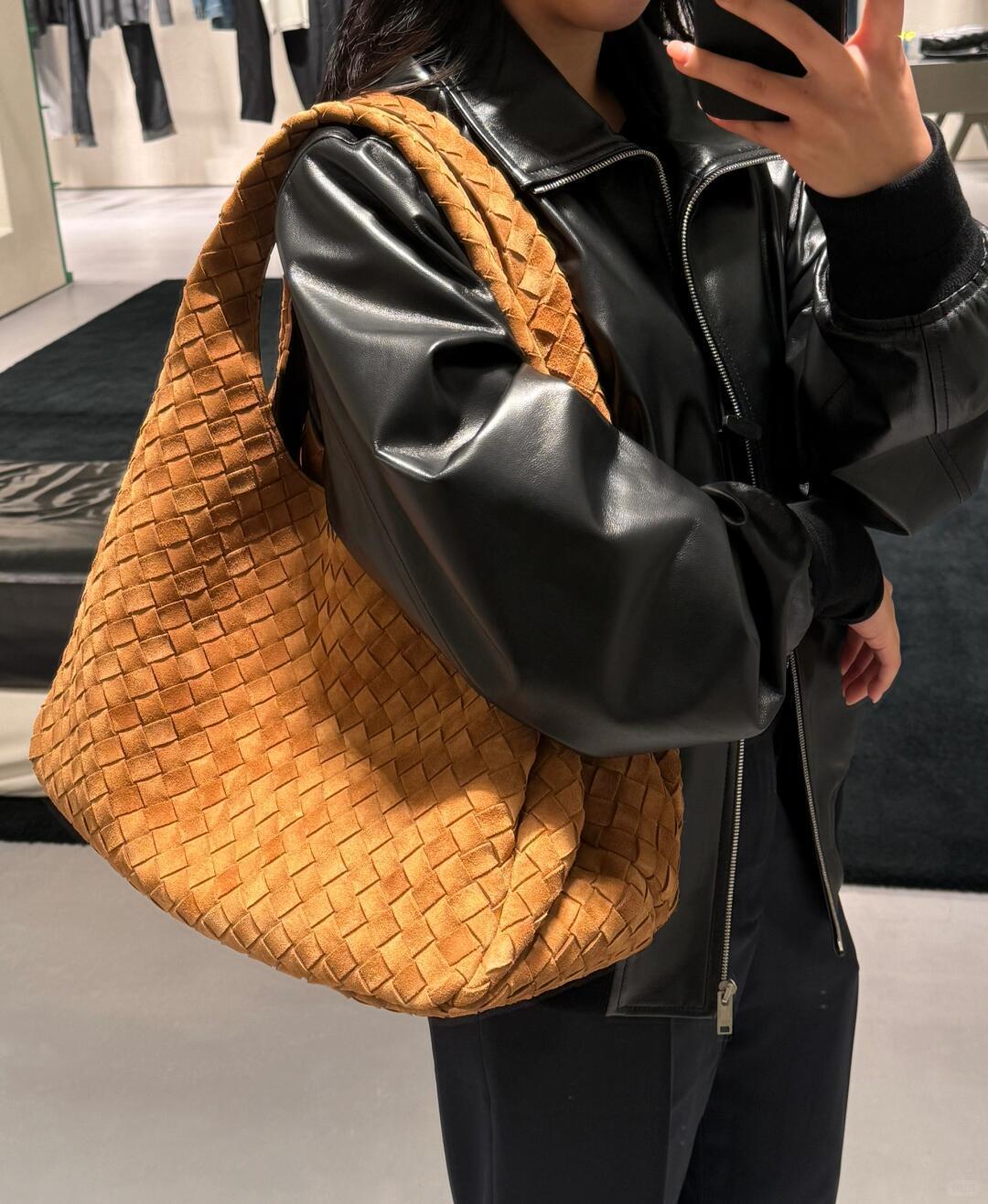 大号Campana🤎
沉浸秋日的自在氛围
麂皮恰巧又是最能体现秋季🍂氛围感的皮质。