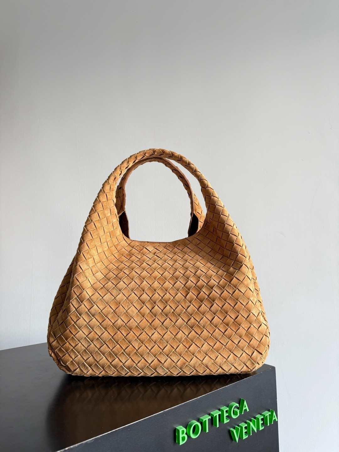 NO:713898,Special new products are coming!  BOTTEGA  VENETA's new Campana shoulder bag is on the market~ First of all, I would like to praise the weight of this bag. As a not-so-small bag, it is very light and easy to use for daily use. For people like me who need to carry a lot of belongings when going out, this advantage is great, and it greatly reduces the burden of traveling.  The shape is a bit like a combination of parachute and jodie. The blunt triangular shape is cute and honest. Carrying it when going shopping can accelerator of a good mood. The handles and body of the bag are both classic weaves. A tie is added to the original open design. If it is not tied up, the bag will look like a small vegetable basket when carried.  Style No. 844250 Size 39*24*18.5cm, special BV,bottega veneta,bottega veneta,bottega veneta,backpacks19860909特级 新品来袭！BOTTEGA VENETA葆蝶家新品Campana肩背包上市啦~首先夸夸这款包包的自重,作为一款不算很小的包包,它非常的轻便日常,对于我这种出门需要携带很多随身物品的人来说这个优点真是太棒了,很大程度减轻了出行的负担在造型上有点像是parachute和jodie的结合体,钝钝的三角造型可爱憨厚,背出门逛街就是心情好的加速器,提手和包身都是经典编织,在原本的敞口设计上加了系带,如果没有系起来,包包拎起来就会有小菜篮的造型哦 款号844250 尺寸39*24*18.5cm,特级BV,bottega veneta,bottega veneta,bottega veneta,backpacks,Bag