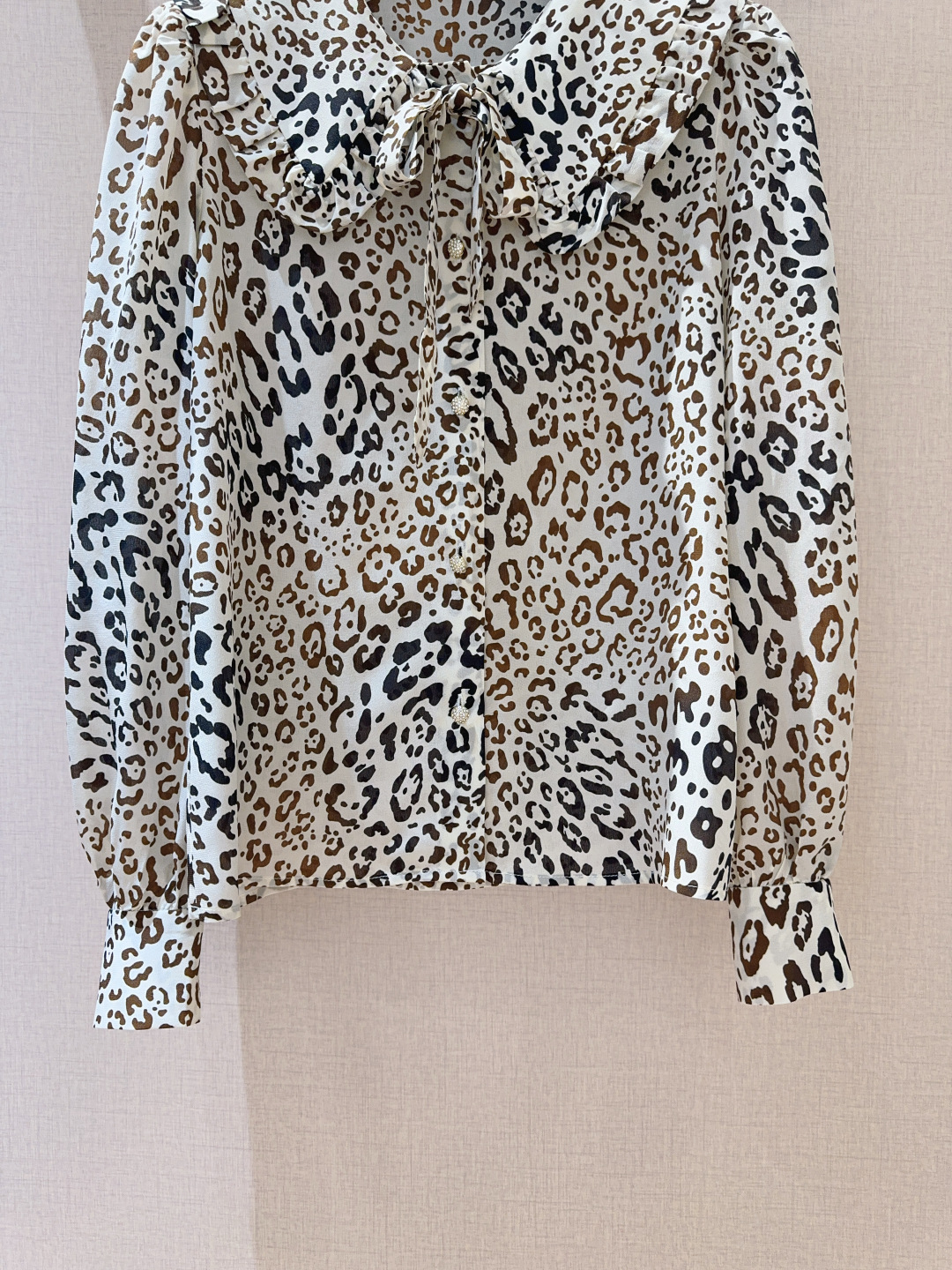 “Single-Ass Female Suit: Falcon Cheetah-Printed Silk Shirts in Elegant Styles” - 图片 3