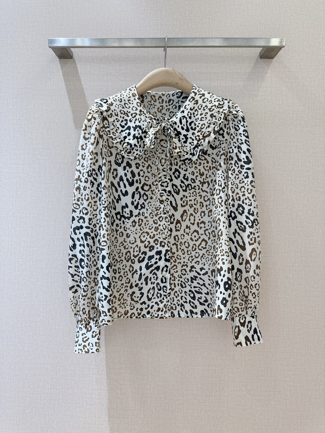 “Single-Ass Female Suit: Falcon Cheetah-Printed Silk Shirts in Elegant Styles”