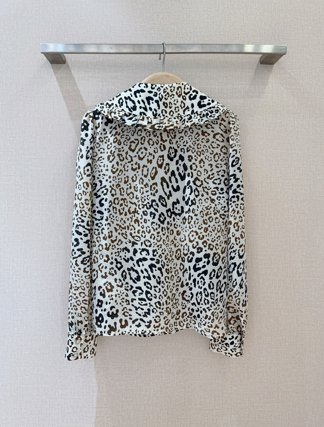 “Single-Ass Female Suit: Falcon Cheetah-Printed Silk Shirts in Elegant Styles” - 图片 4