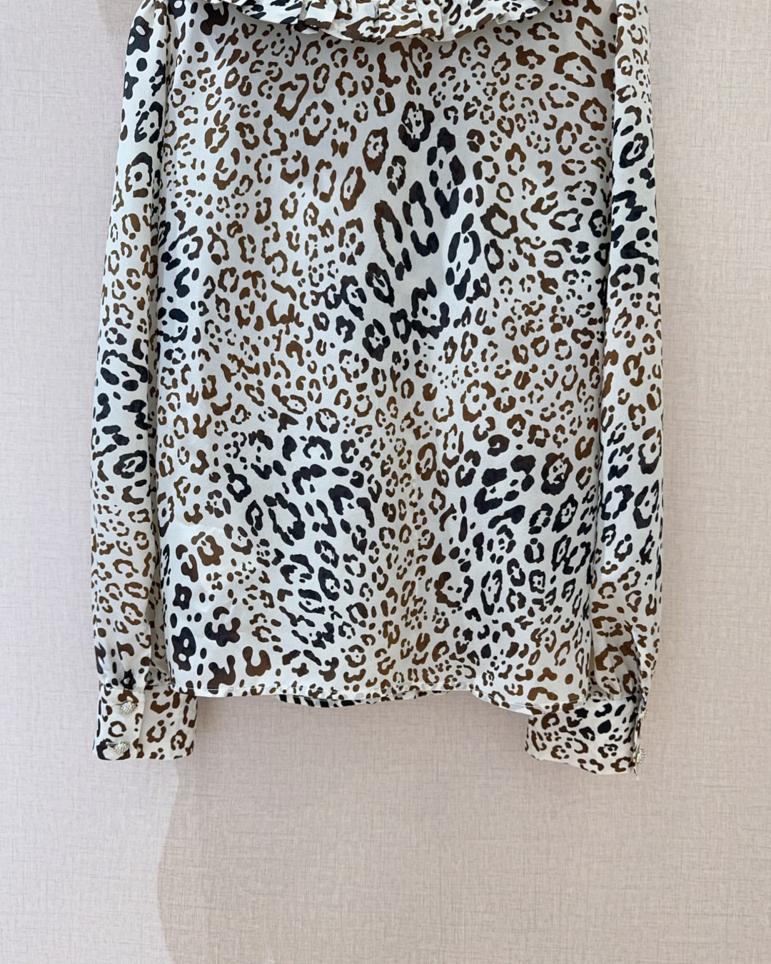 “Single-Ass Female Suit: Falcon Cheetah-Printed Silk Shirts in Elegant Styles” - 图片 6