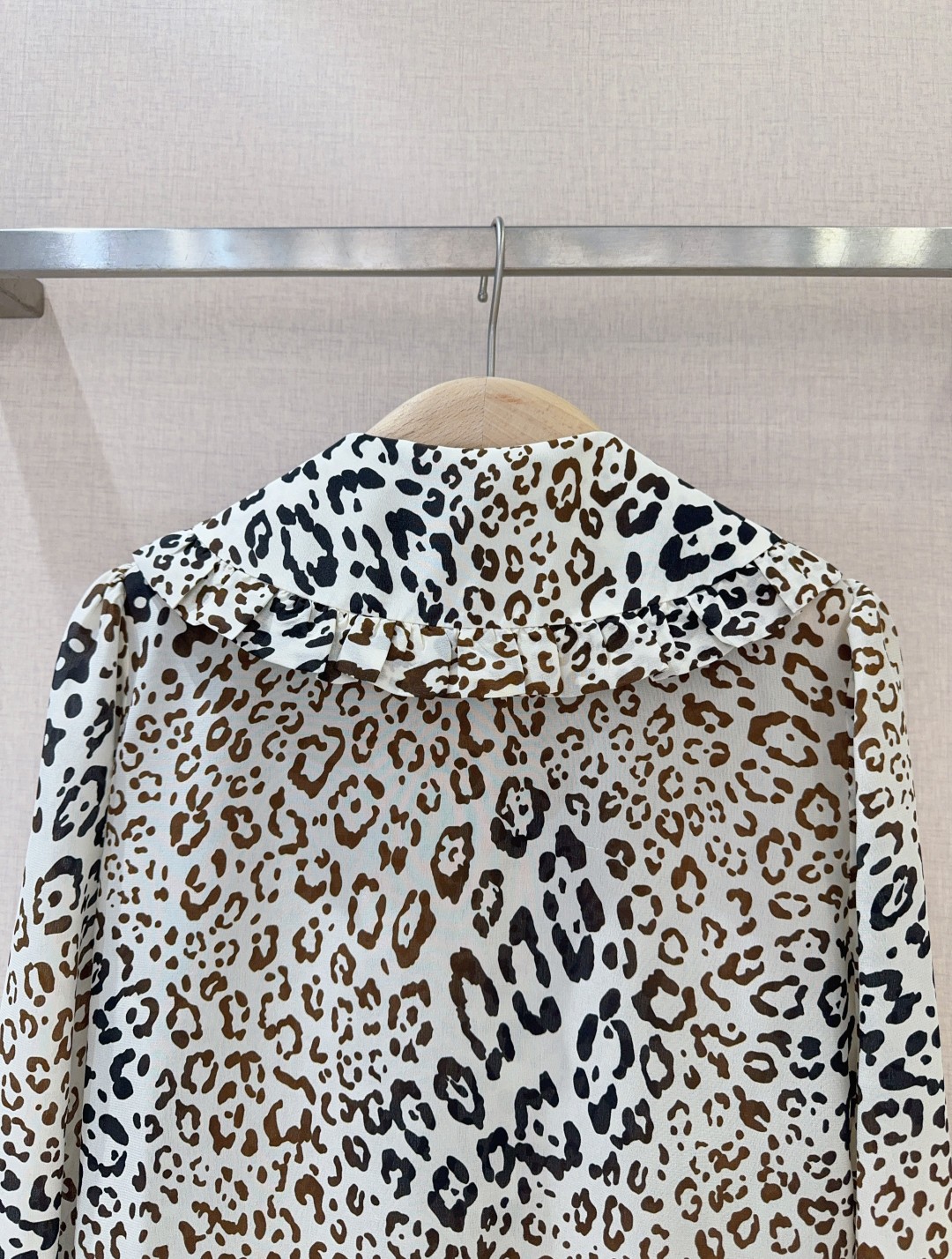 “Single-Ass Female Suit: Falcon Cheetah-Printed Silk Shirts in Elegant Styles” - 图片 5
