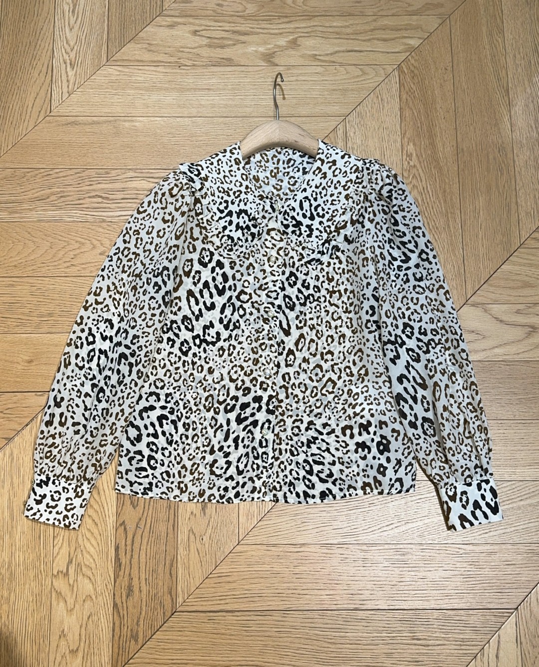 “Single-Ass Female Suit: Falcon Cheetah-Printed Silk Shirts in Elegant Styles” - 图片 7