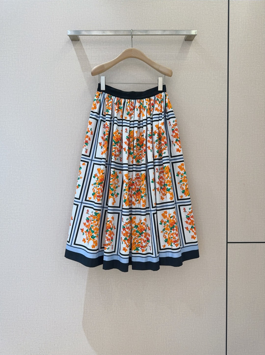 Caroline Herre*r*a2025 Women’s Dress: High-Quality, Floral Bouquet Design, Comfortable Cotton, Bold Colors.