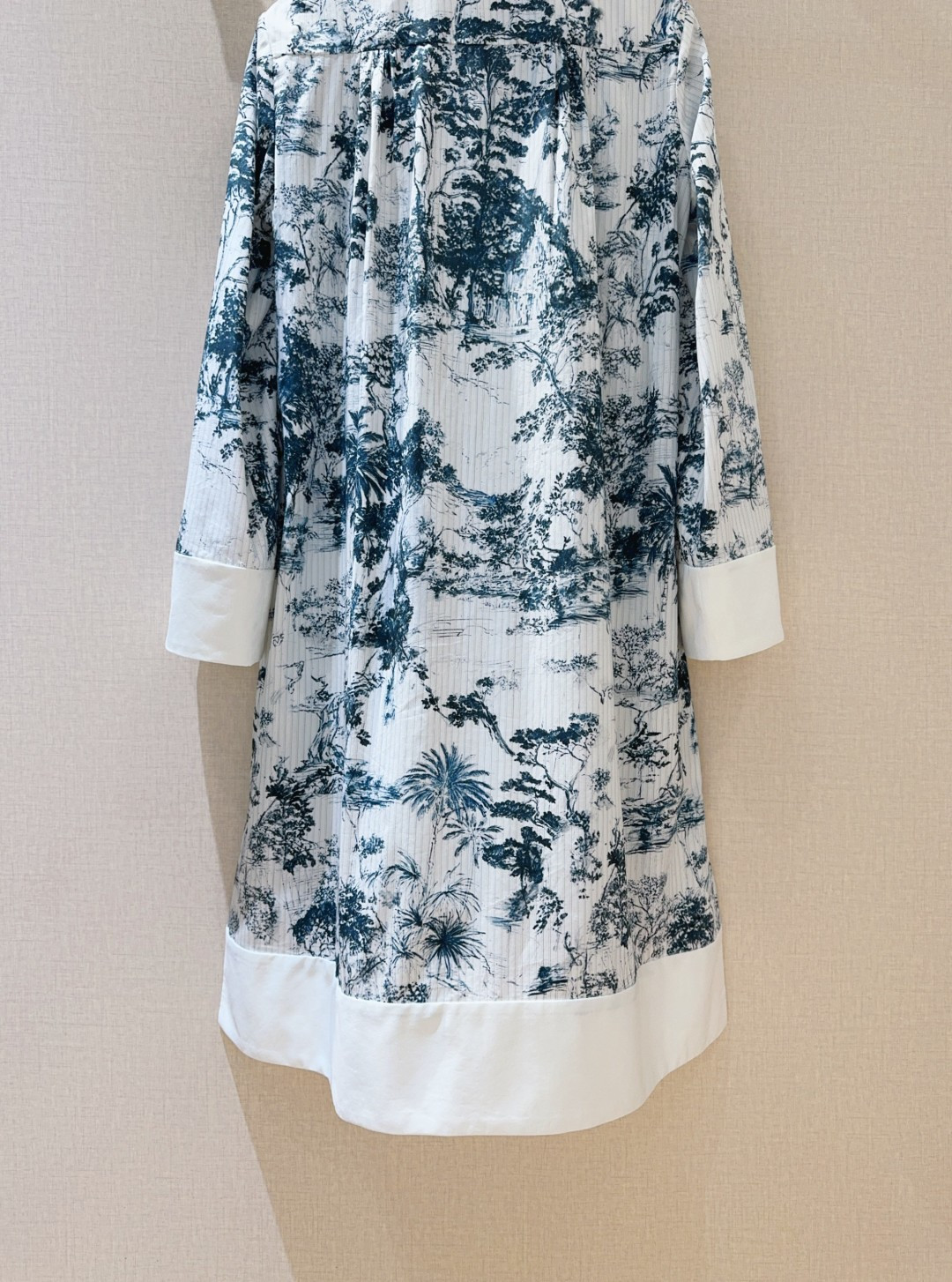 Benang jar*u*m迪拜秀场新品推荐🆕……新中式水墨画衬衫领连衣裙👗翻领长袖设计，选用100%棉