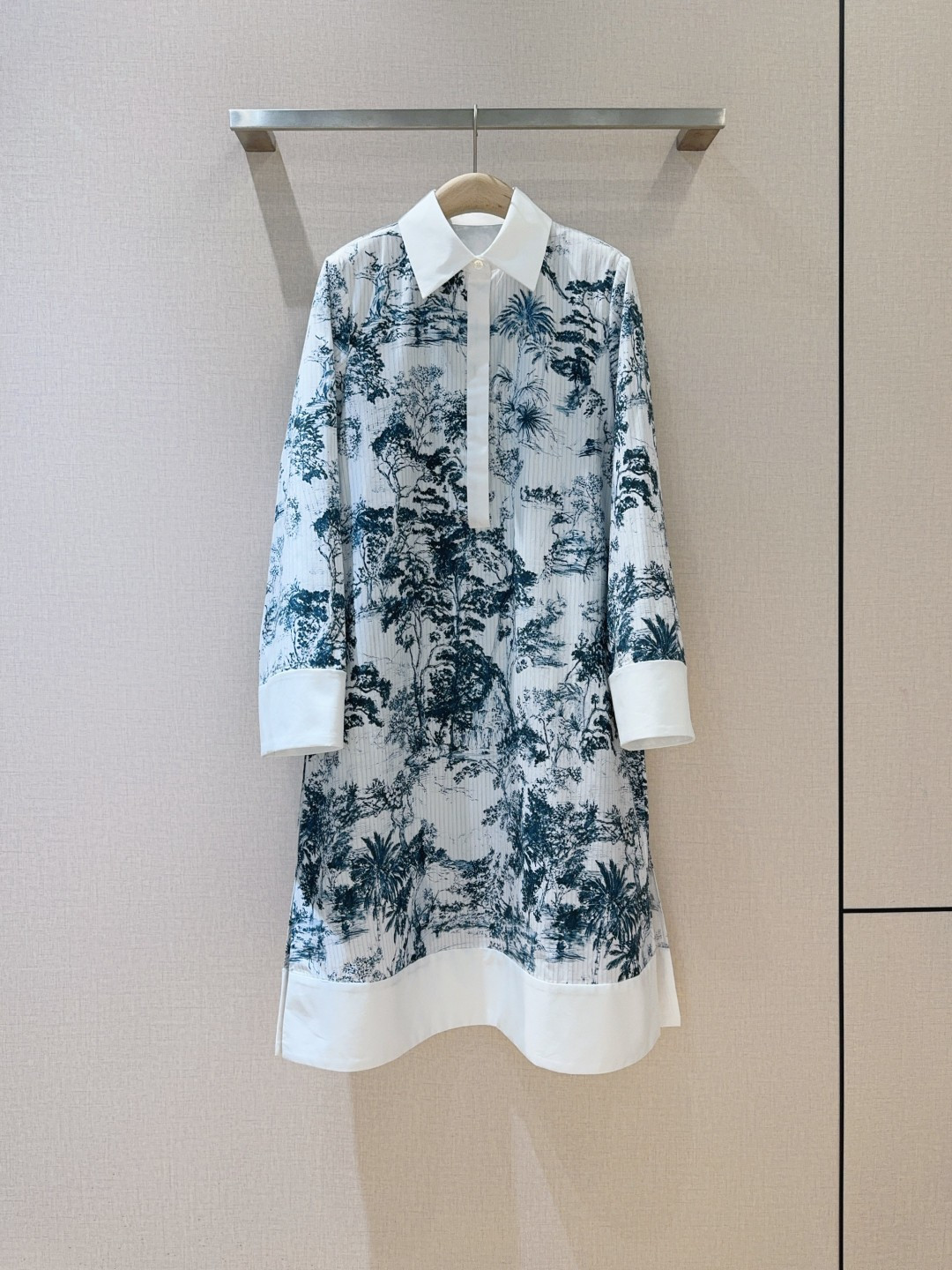 Benang jar*u*m迪拜秀场新品推荐🆕……新中式水墨画衬衫领连衣裙👗翻领长袖设计，选用100%棉