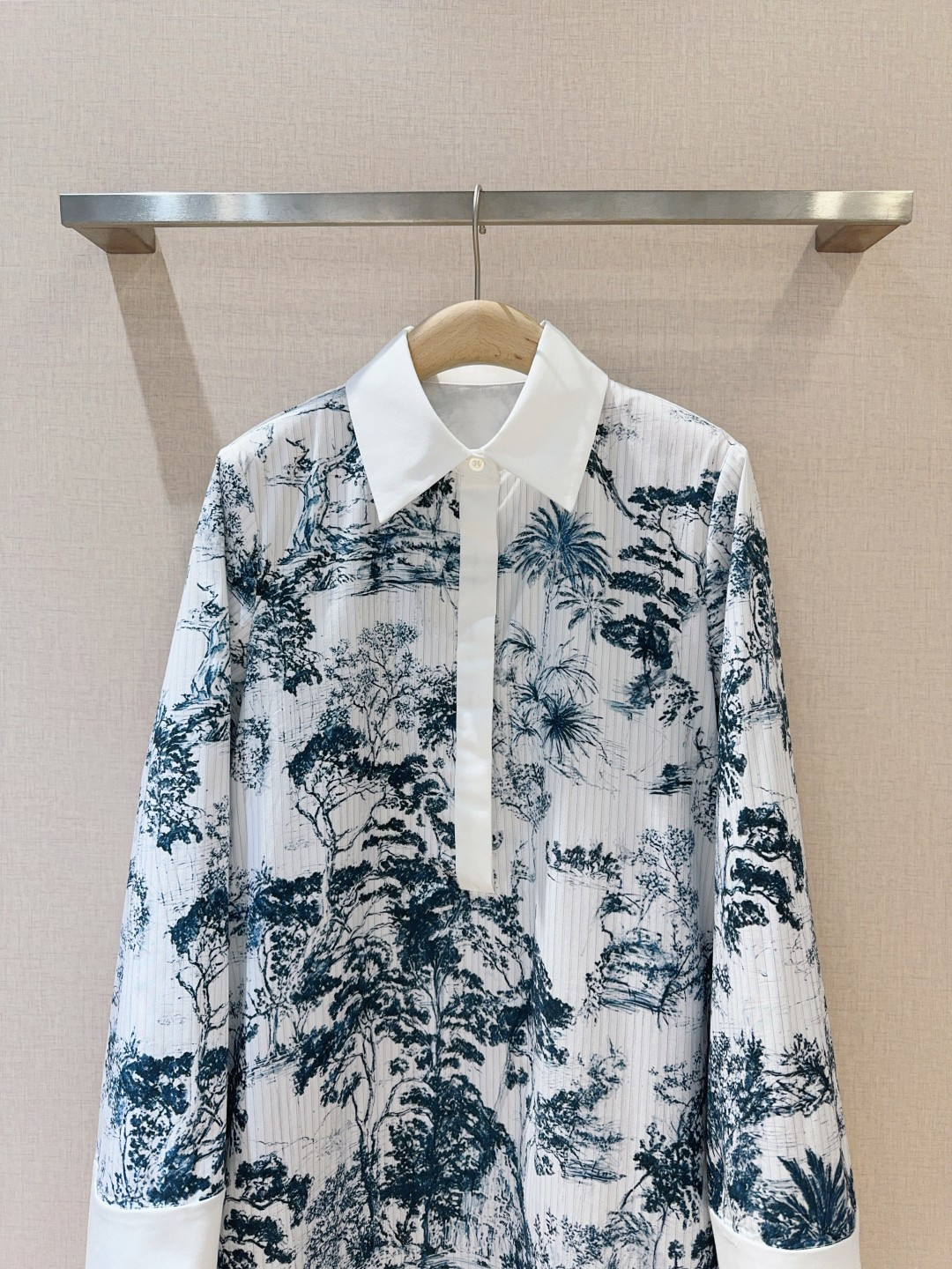 Benang jar*u*m迪拜秀场新品推荐🆕……新中式水墨画衬衫领连衣裙👗翻领长袖设计，选用100%棉