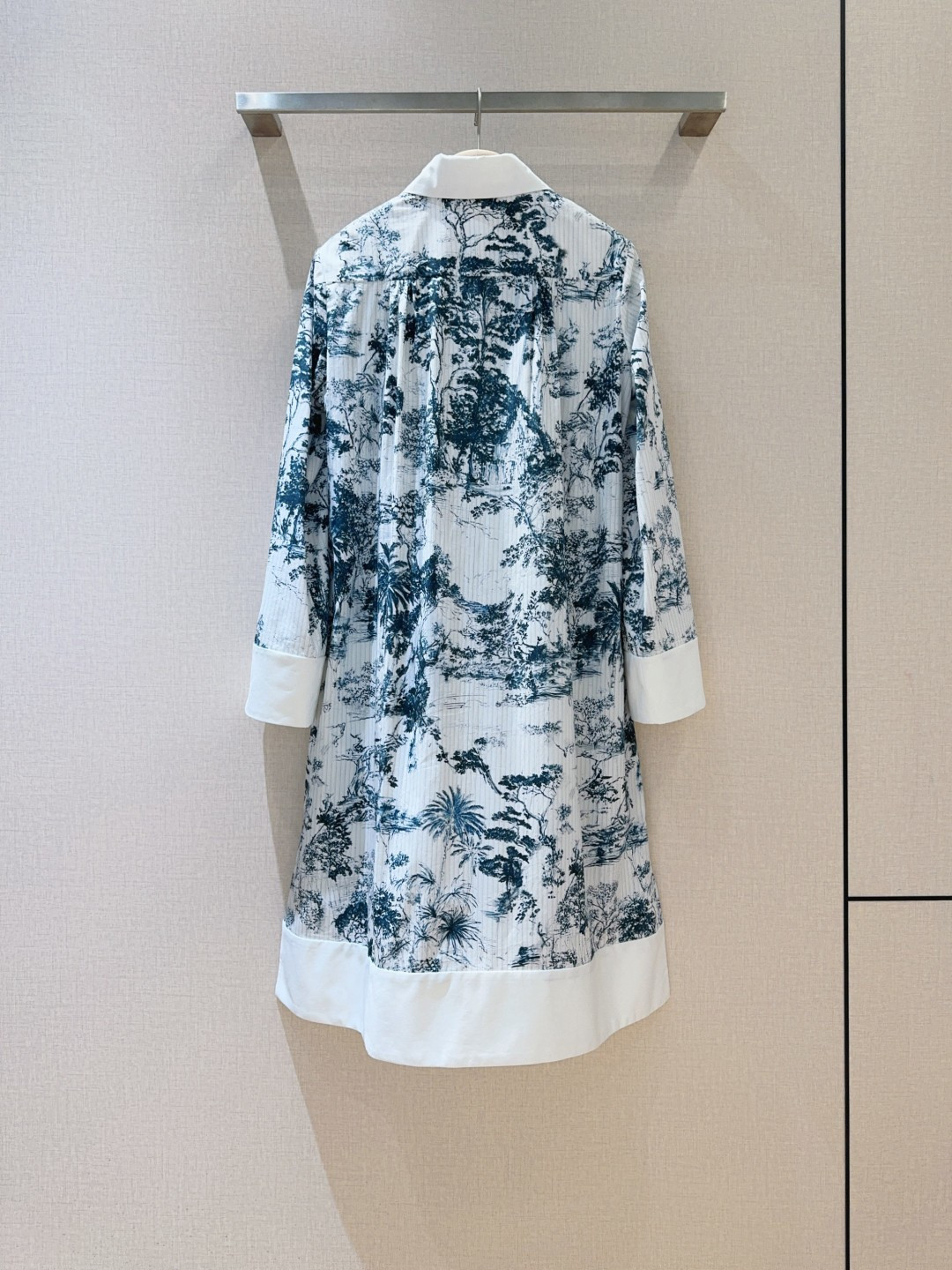 Benang jar*u*m迪拜秀场新品推荐🆕……新中式水墨画衬衫领连衣裙👗翻领长袖设计，选用100%棉