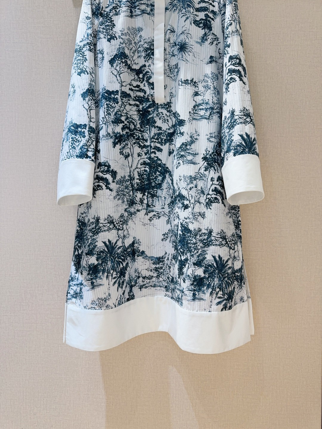 Benang jar*u*m迪拜秀场新品推荐🆕……新中式水墨画衬衫领连衣裙👗翻领长袖设计，选用100%棉