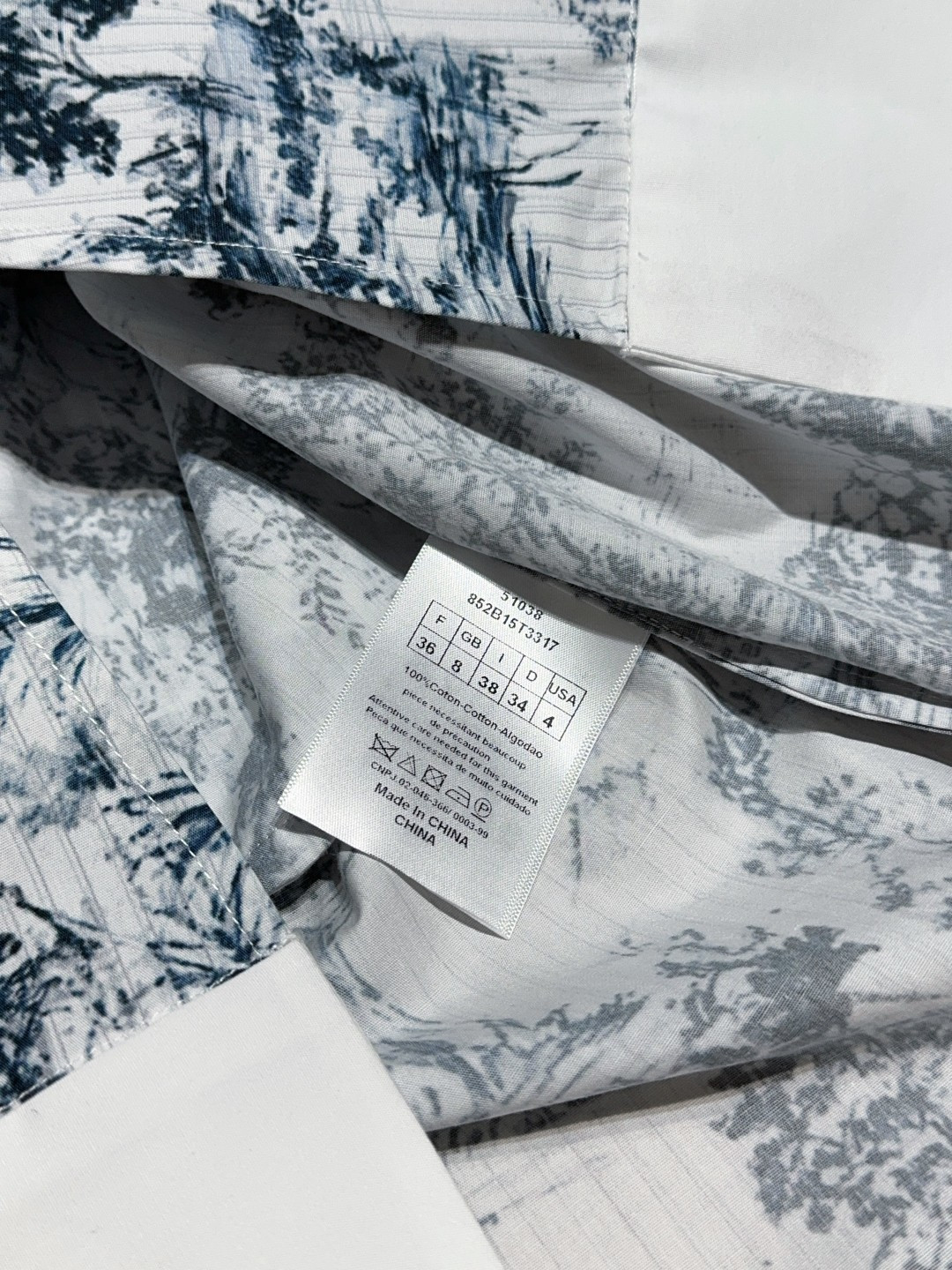 Benang jar*u*m迪拜秀场新品推荐🆕……新中式水墨画衬衫领连衣裙👗翻领长袖设计，选用100%棉