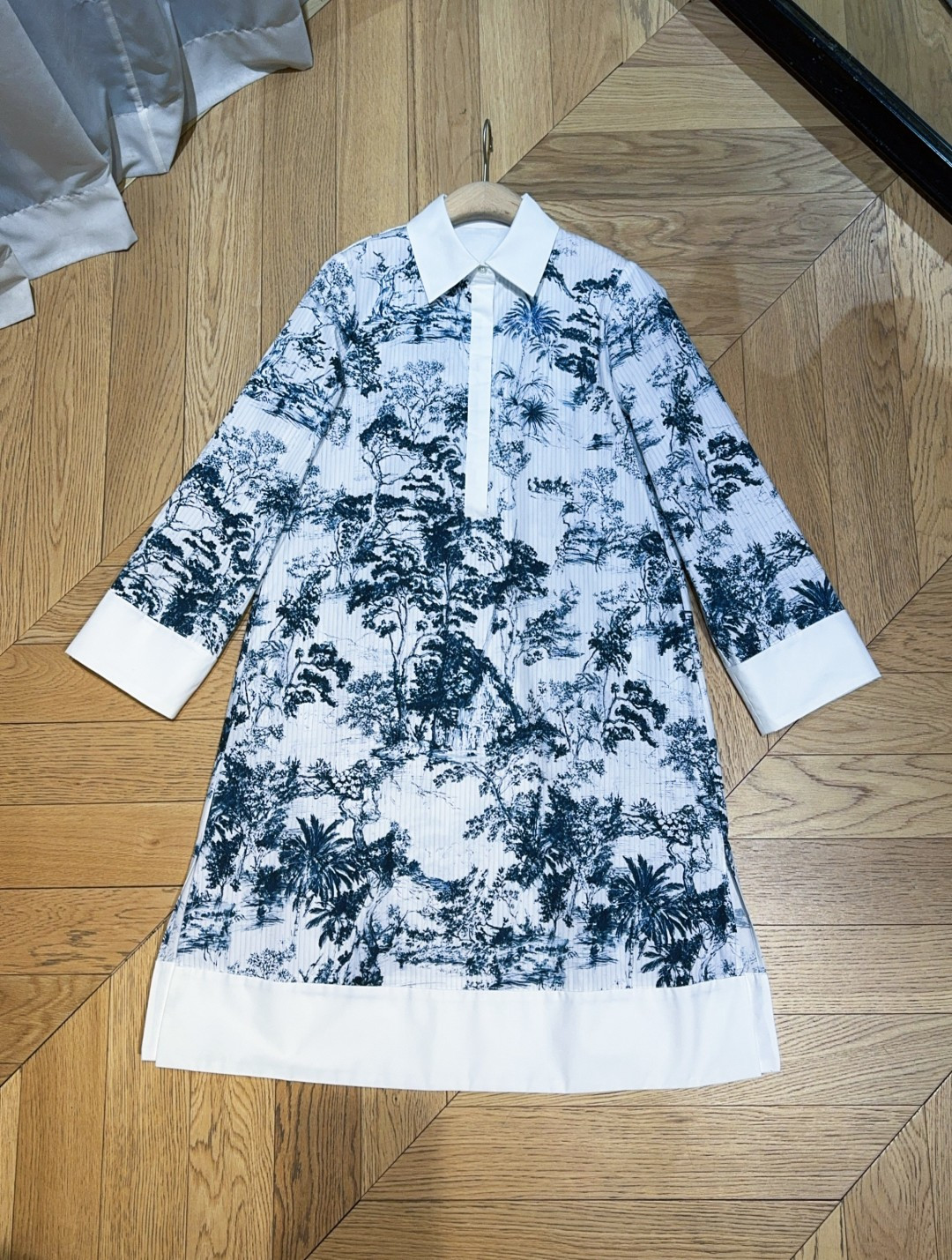 Benang jar*u*m迪拜秀场新品推荐🆕……新中式水墨画衬衫领连衣裙👗翻领长袖设计，选用100%棉