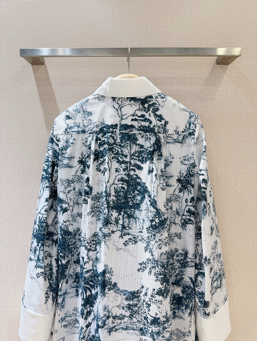 Benang jar*u*m迪拜秀场新品推荐🆕……新中式水墨画衬衫领连衣裙👗翻领长袖设计，选用100%棉