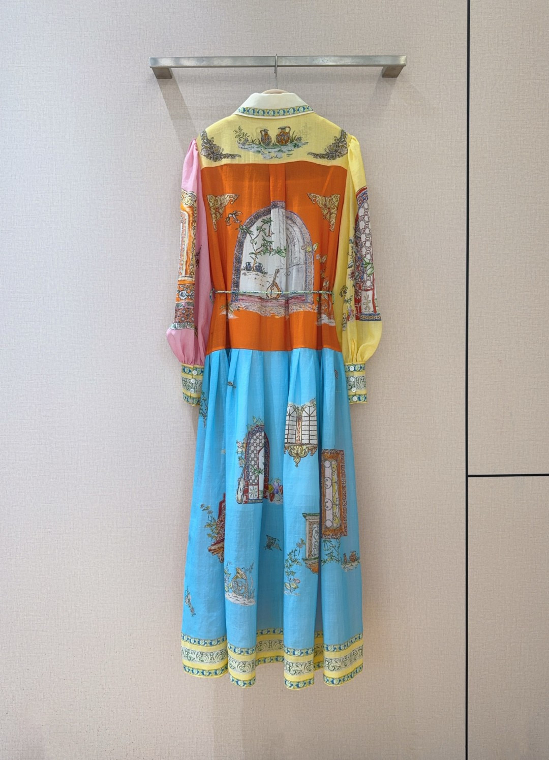 ALEMAI*S新品推荐🆕野花拼图度假风连衣裙👗，选用苎麻，棉质地定位大面积花卉印花，金典翻领设计，正面