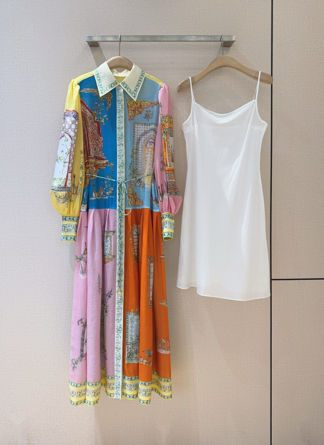 ALEMAI*S新品推荐🆕野花拼图度假风连衣裙👗，选用苎麻，棉质地定位大面积花卉印花，金典翻领设计，正面