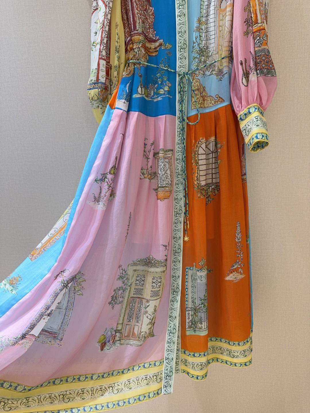 ALEMAI*S新品推荐🆕野花拼图度假风连衣裙👗，选用苎麻，棉质地定位大面积花卉印花，金典翻领设计，正面