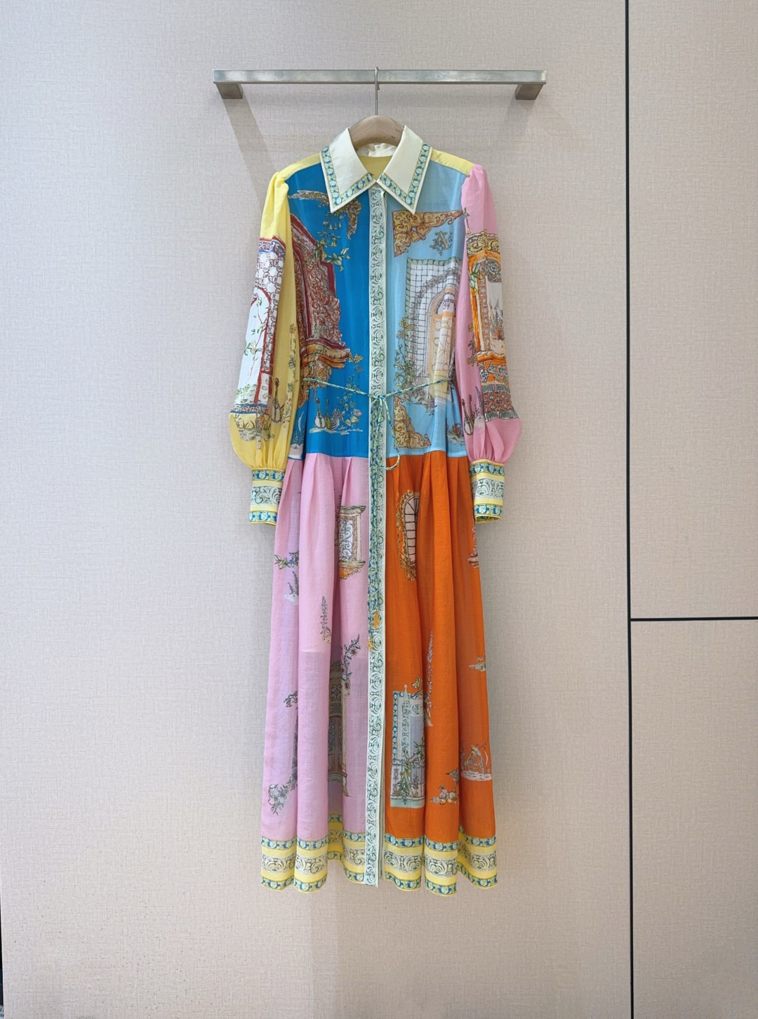 ALEMAI*S新品推荐🆕野花拼图度假风连衣裙👗，选用苎麻，棉质地定位大面积花卉印花，金典翻领设计，正面