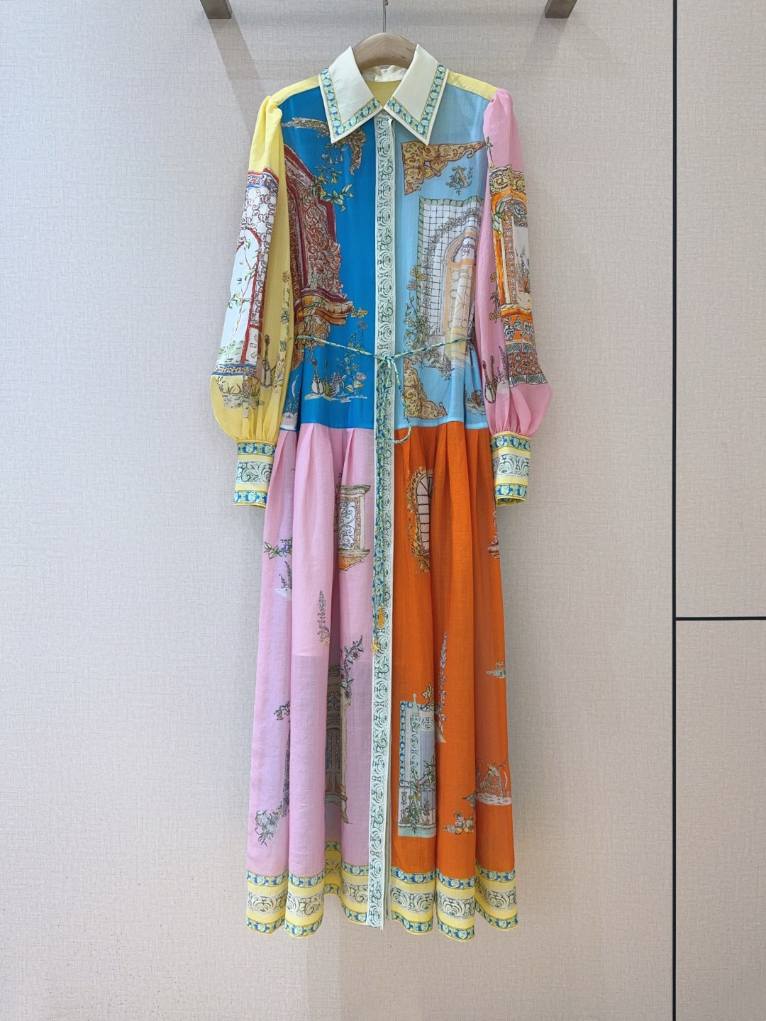 ALEMAI*S新品推荐🆕野花拼图度假风连衣裙👗，选用苎麻，棉质地定位大面积花卉印花，金典翻领设计，正面