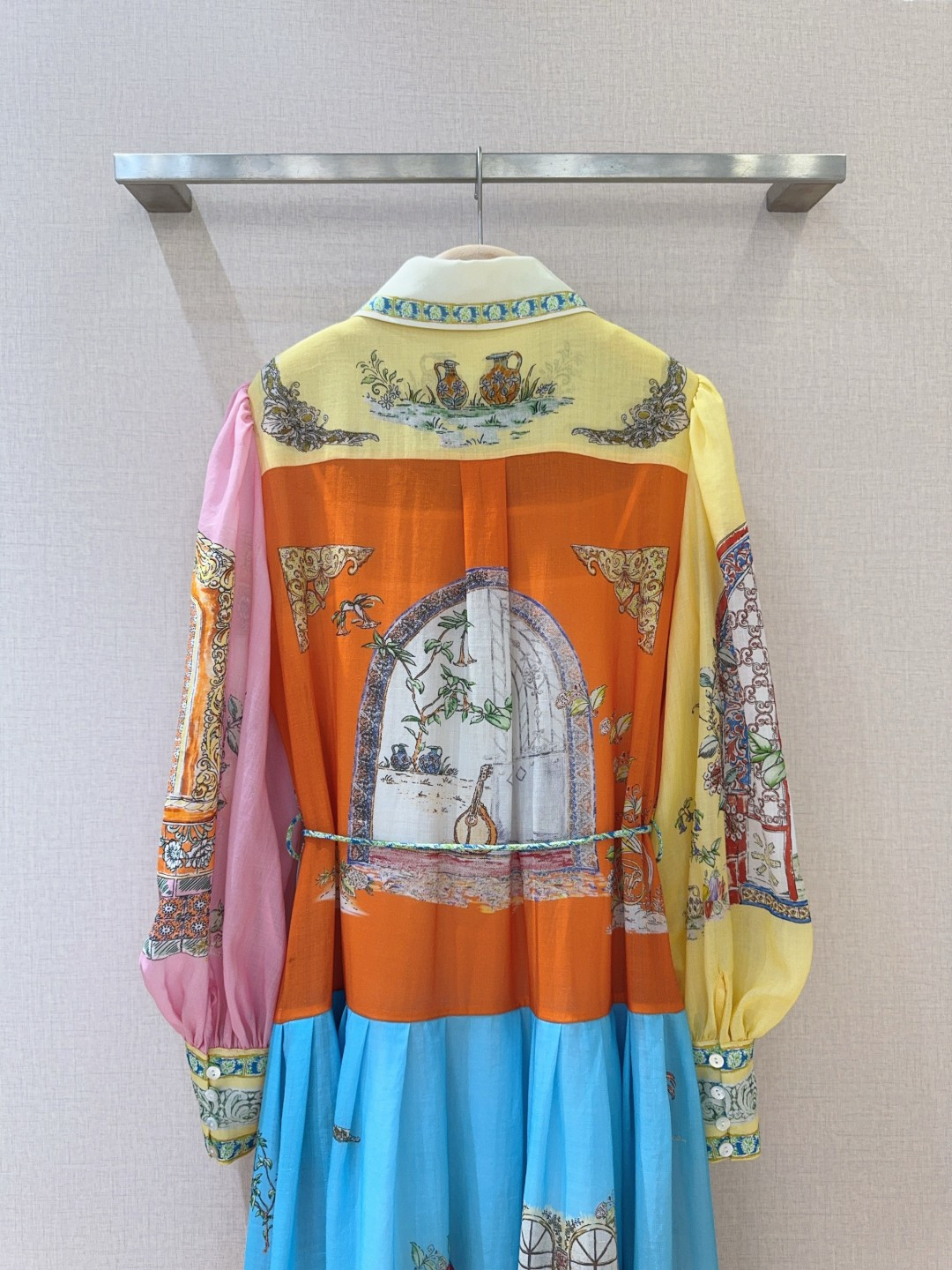 ALEMAI*S新品推荐🆕野花拼图度假风连衣裙👗，选用苎麻，棉质地定位大面积花卉印花，金典翻领设计，正面