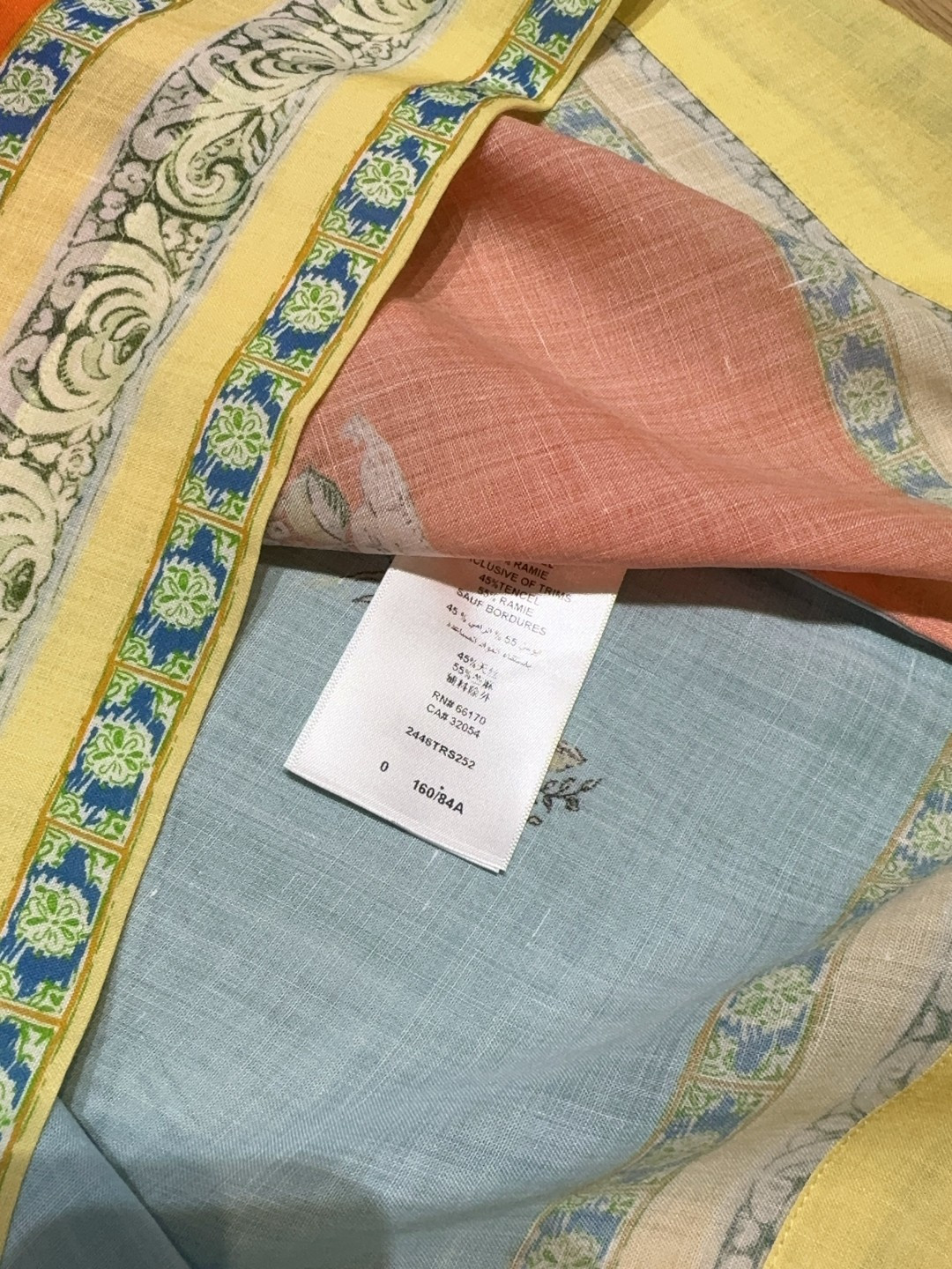 ALEMAI*S新品推荐🆕野花拼图度假风连衣裙👗，选用苎麻，棉质地定位大面积花卉印花，金典翻领设计，正面