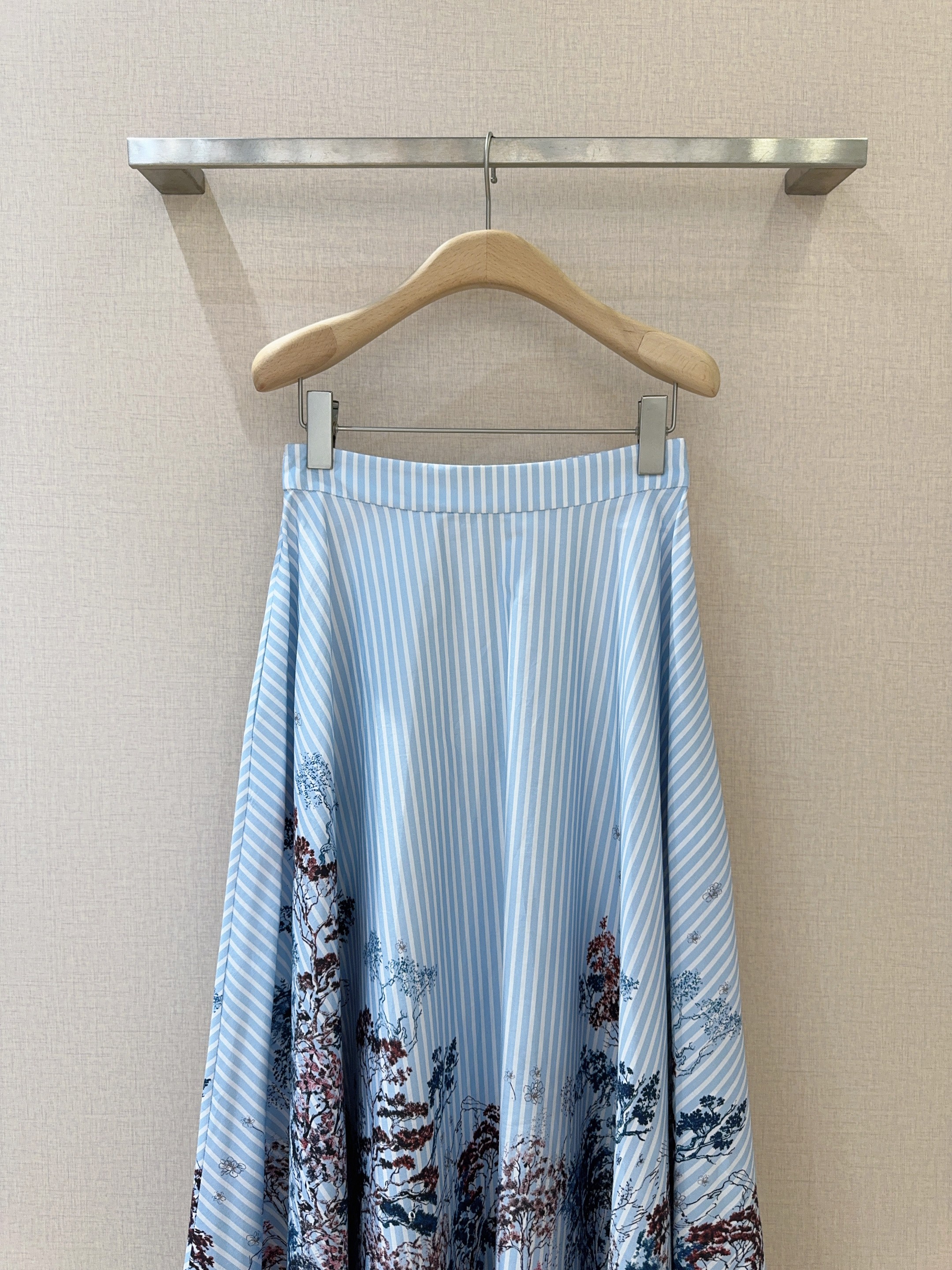 High-end Female Clothes: Blue Striped Dress with Nature-Inspired Design - 图片 2