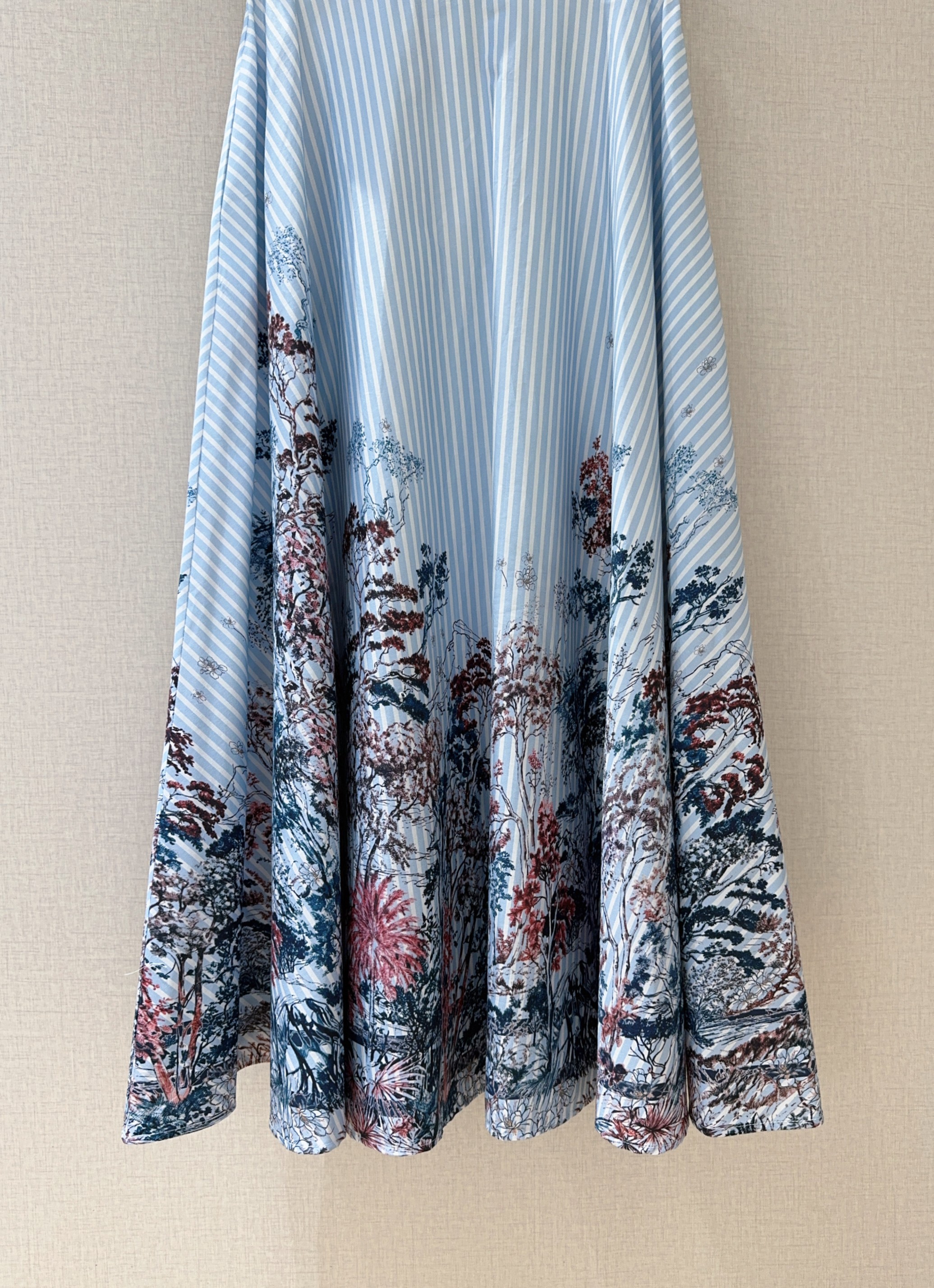 High-end Female Clothes: Blue Striped Dress with Nature-Inspired Design - 图片 3