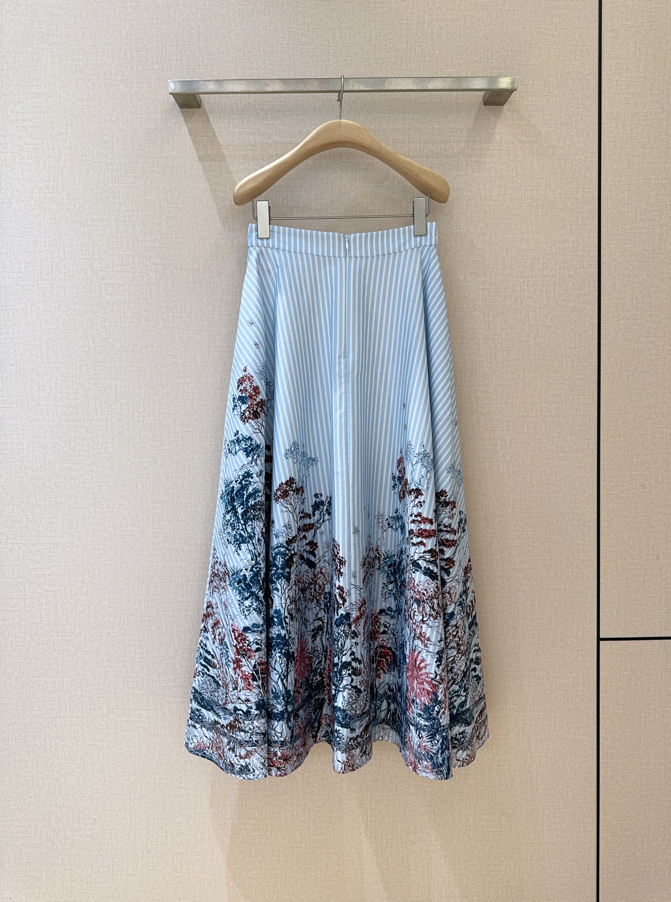 High-end Female Clothes: Blue Striped Dress with Nature-Inspired Design - 图片 4