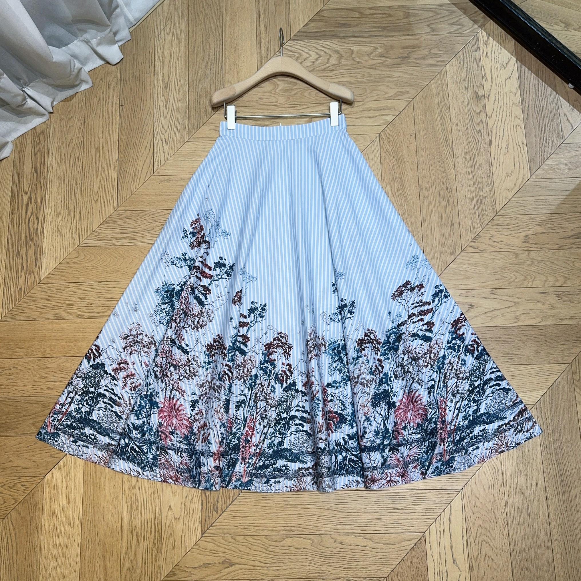 High-end Female Clothes: Blue Striped Dress with Nature-Inspired Design - 图片 7