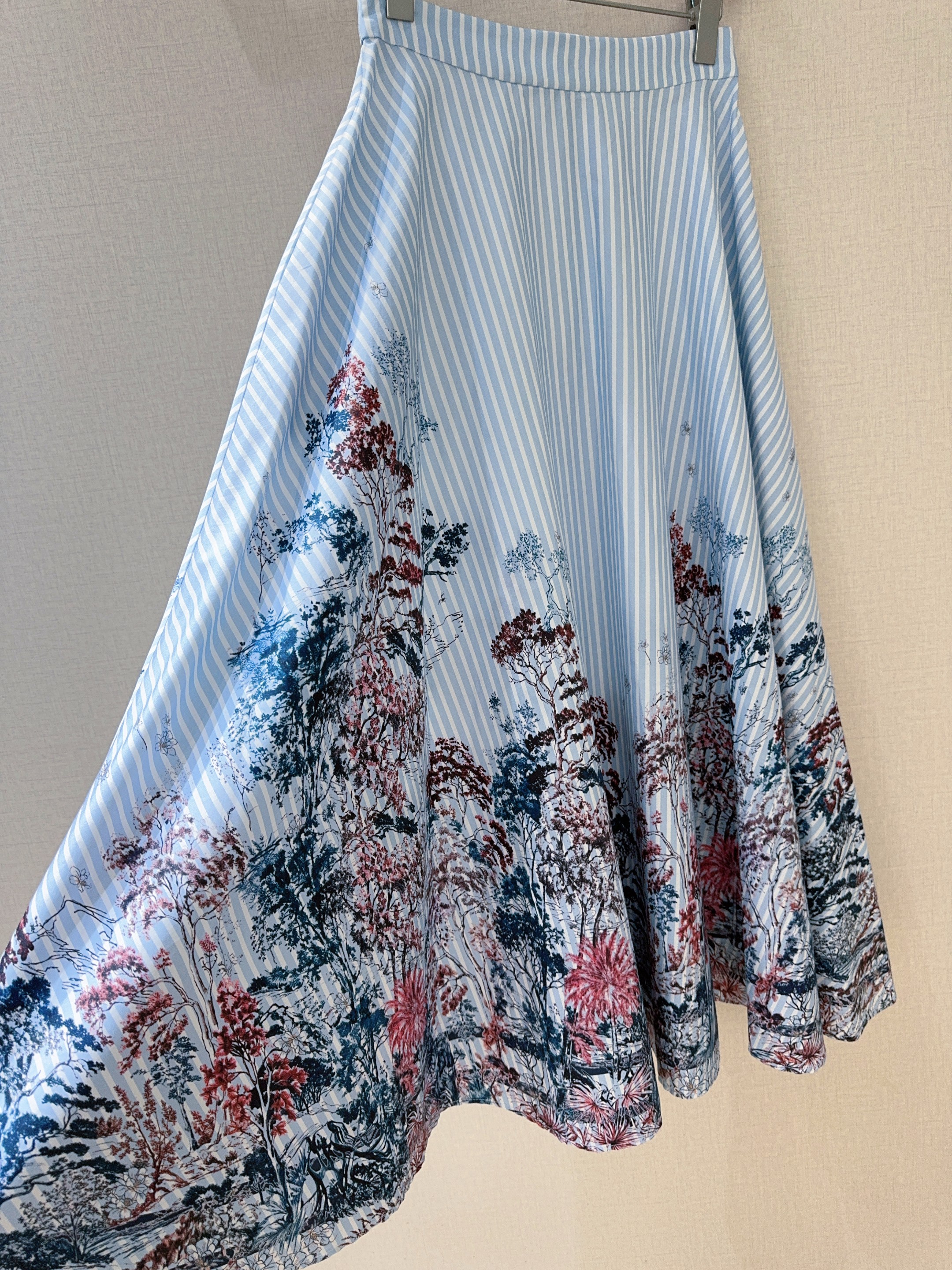 High-end Female Clothes: Blue Striped Dress with Nature-Inspired Design - 图片 6