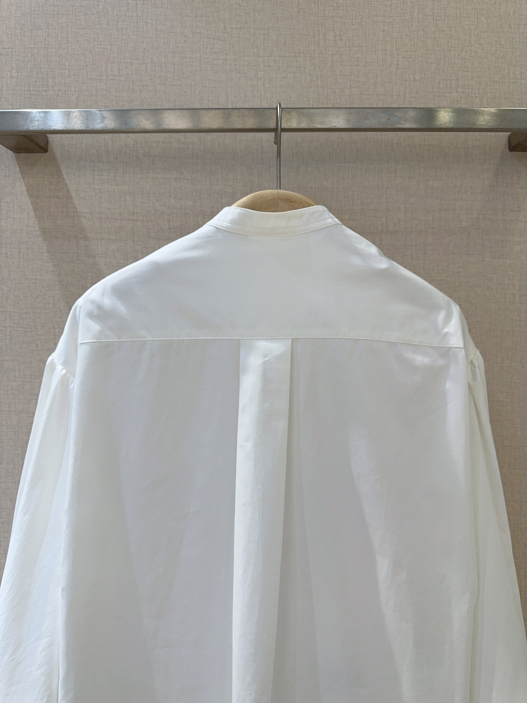 Dio*r 2025cruise新品（时尚单品）精梳府绸棉小立领衬衣、优雅大气、字母小蜜蜂刺绣点缀➕蝙蝠