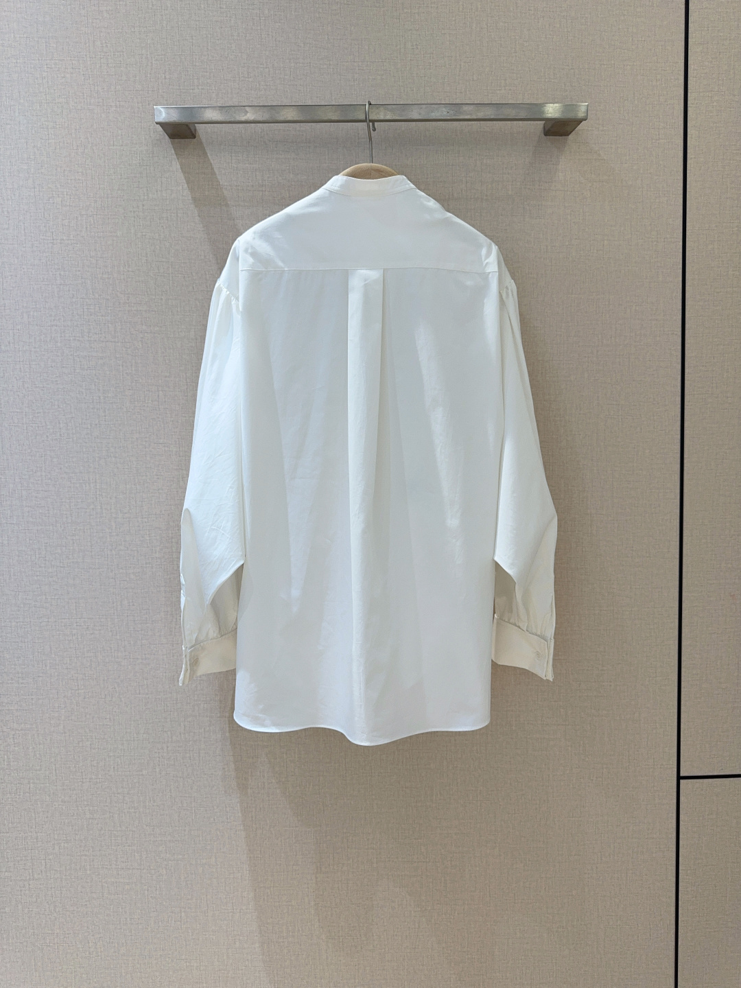 Dio*r 2025cruise新品（时尚单品）精梳府绸棉小立领衬衣、优雅大气、字母小蜜蜂刺绣点缀➕蝙蝠