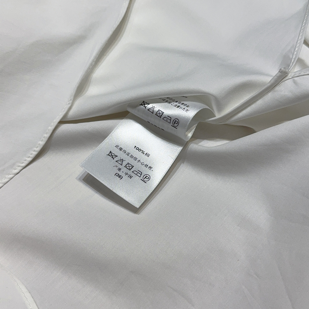 Dio*r 2025cruise新品（时尚单品）精梳府绸棉小立领衬衣、优雅大气、字母小蜜蜂刺绣点缀➕蝙蝠