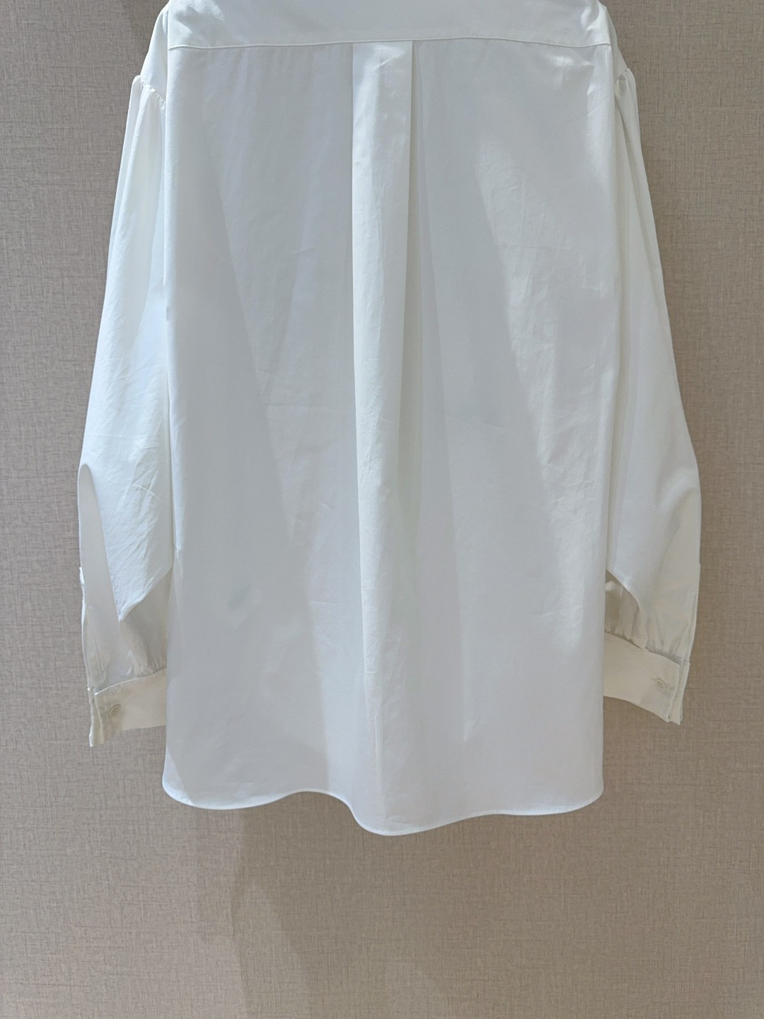 Dio*r 2025cruise新品（时尚单品）精梳府绸棉小立领衬衣、优雅大气、字母小蜜蜂刺绣点缀➕蝙蝠