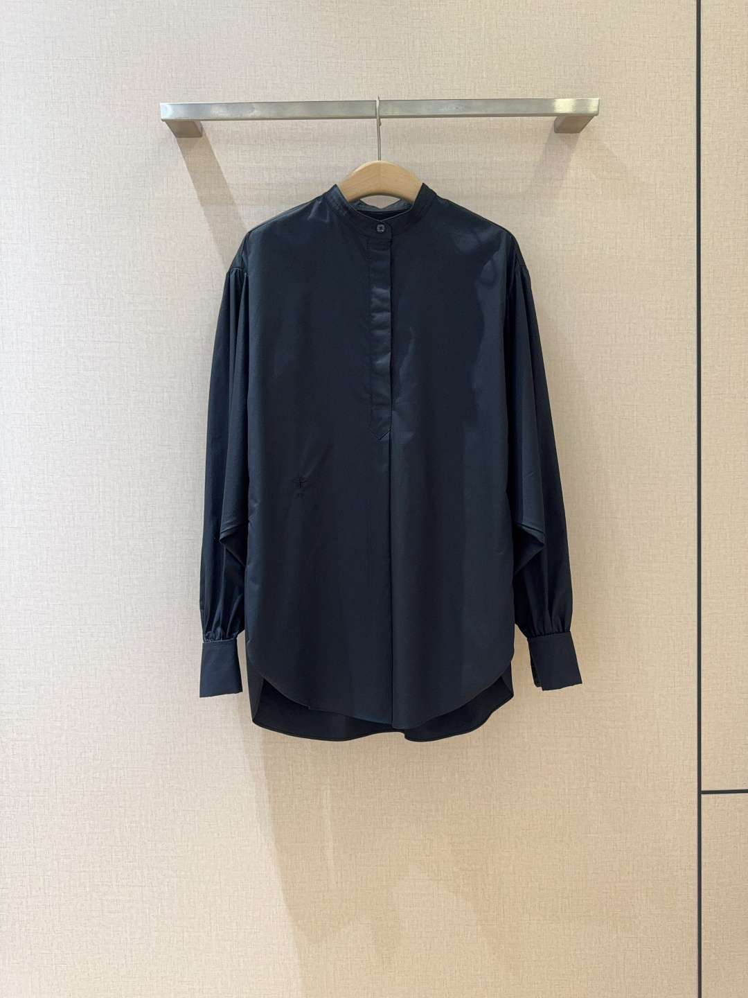 Dio*r 2025cruise新品（时尚单品）精梳府绸棉小立领衬衣、优雅大气、字母小蜜蜂刺绣点缀➕蝙蝠