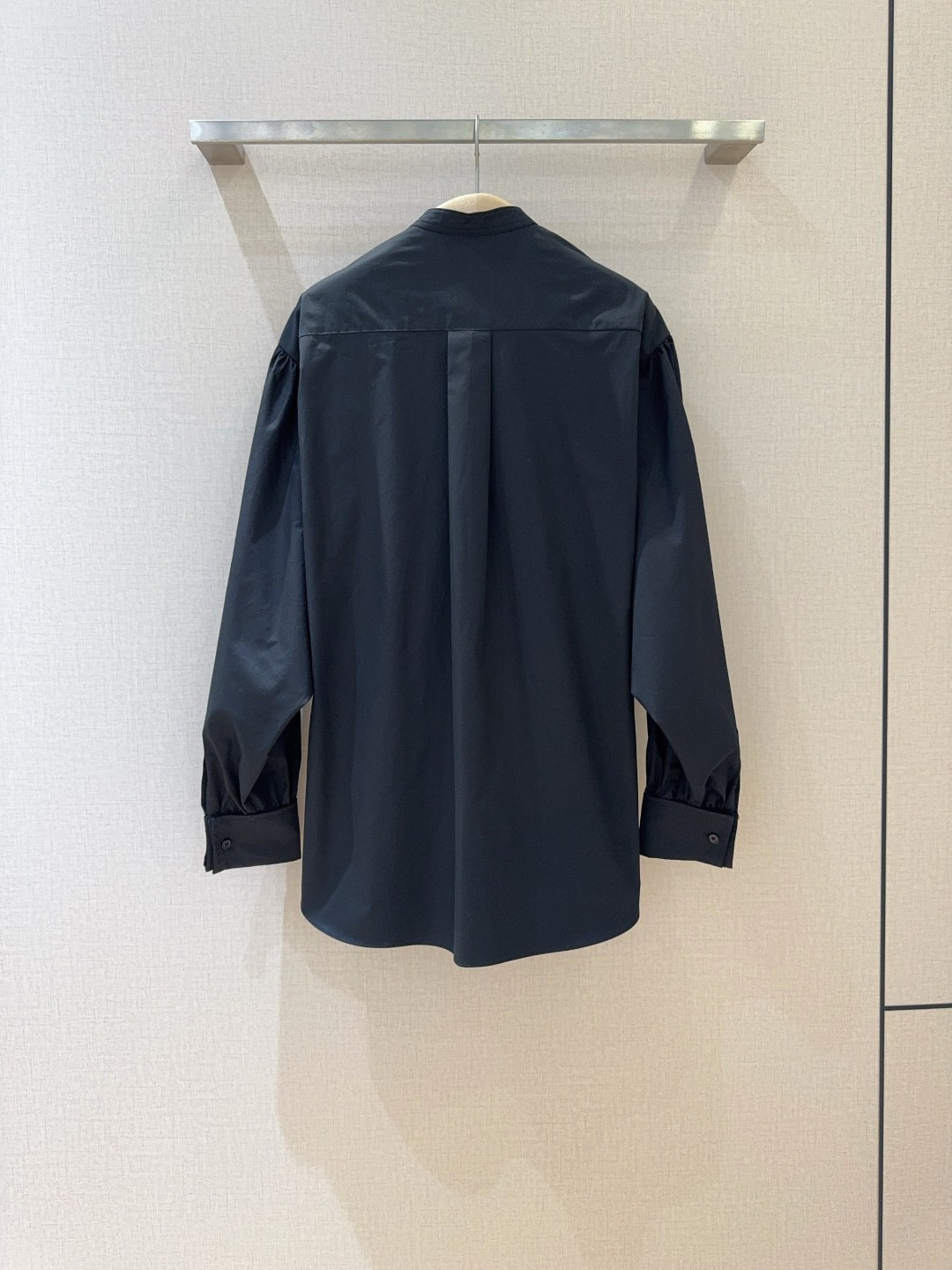 Dio*r 2025cruise新品（时尚单品）精梳府绸棉小立领衬衣、优雅大气、字母小蜜蜂刺绣点缀➕蝙蝠