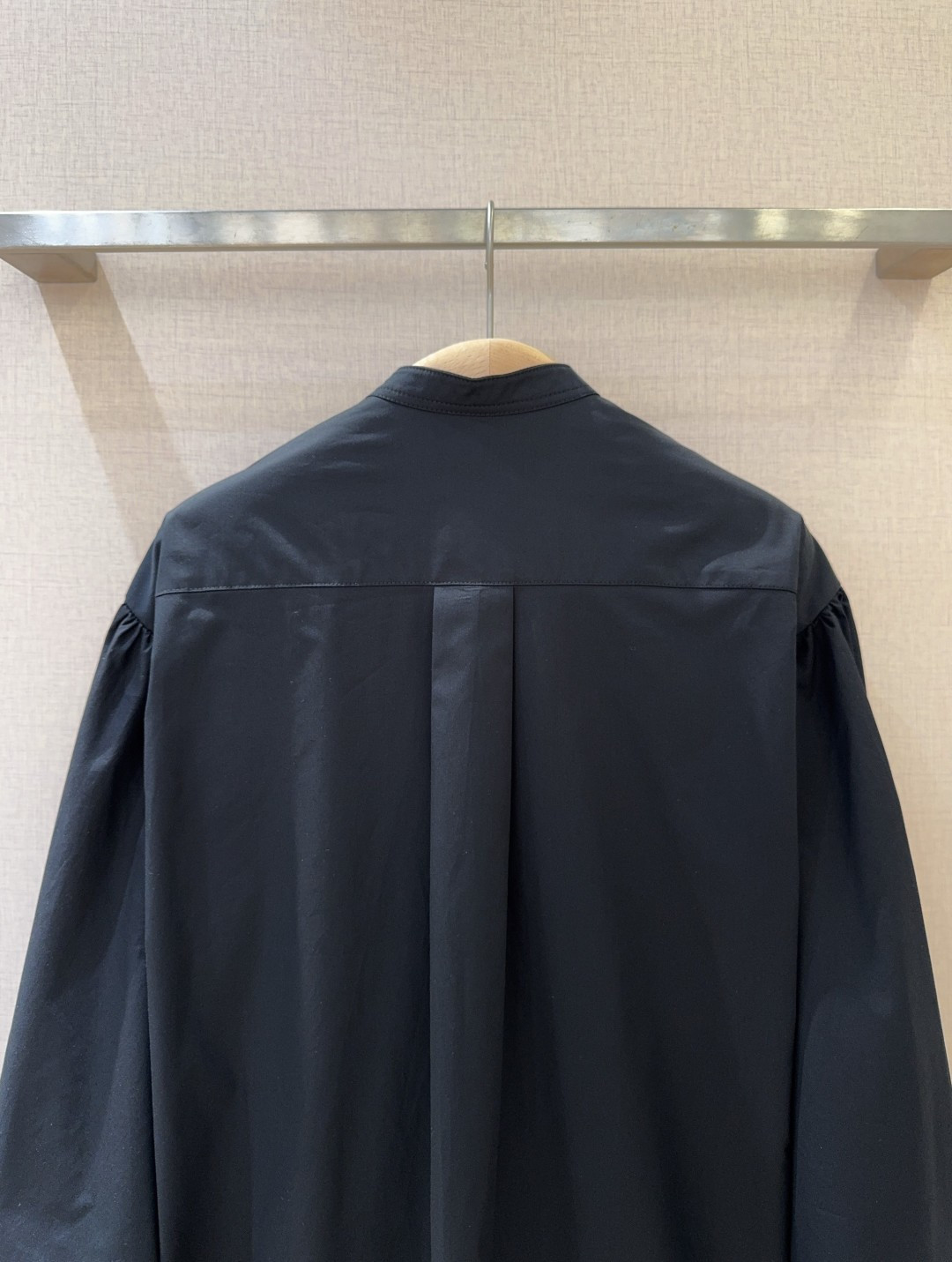 Dio*r 2025cruise新品（时尚单品）精梳府绸棉小立领衬衣、优雅大气、字母小蜜蜂刺绣点缀➕蝙蝠