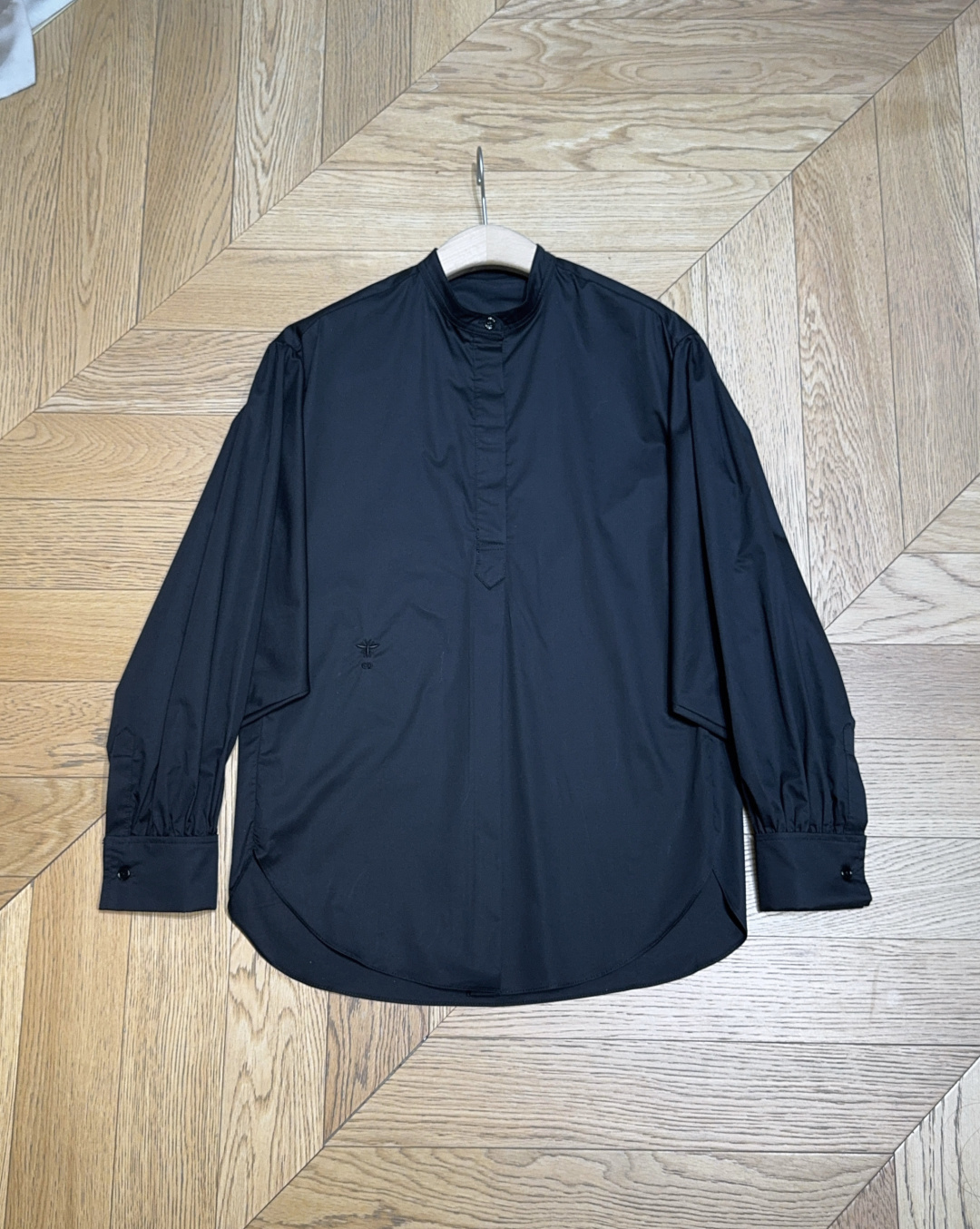 Dio*r 2025cruise新品（时尚单品）精梳府绸棉小立领衬衣、优雅大气、字母小蜜蜂刺绣点缀➕蝙蝠