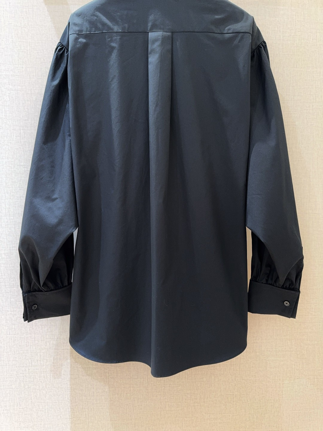 Dio*r 2025cruise新品（时尚单品）精梳府绸棉小立领衬衣、优雅大气、字母小蜜蜂刺绣点缀➕蝙蝠