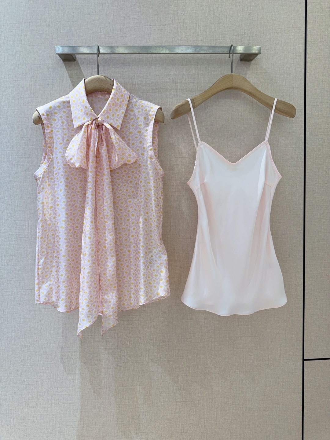 Guc*c*i Floral Print Silk Sleeveless Shirt with Bow Tie - Spring/Summer 2 cmp a1742809633251 7182