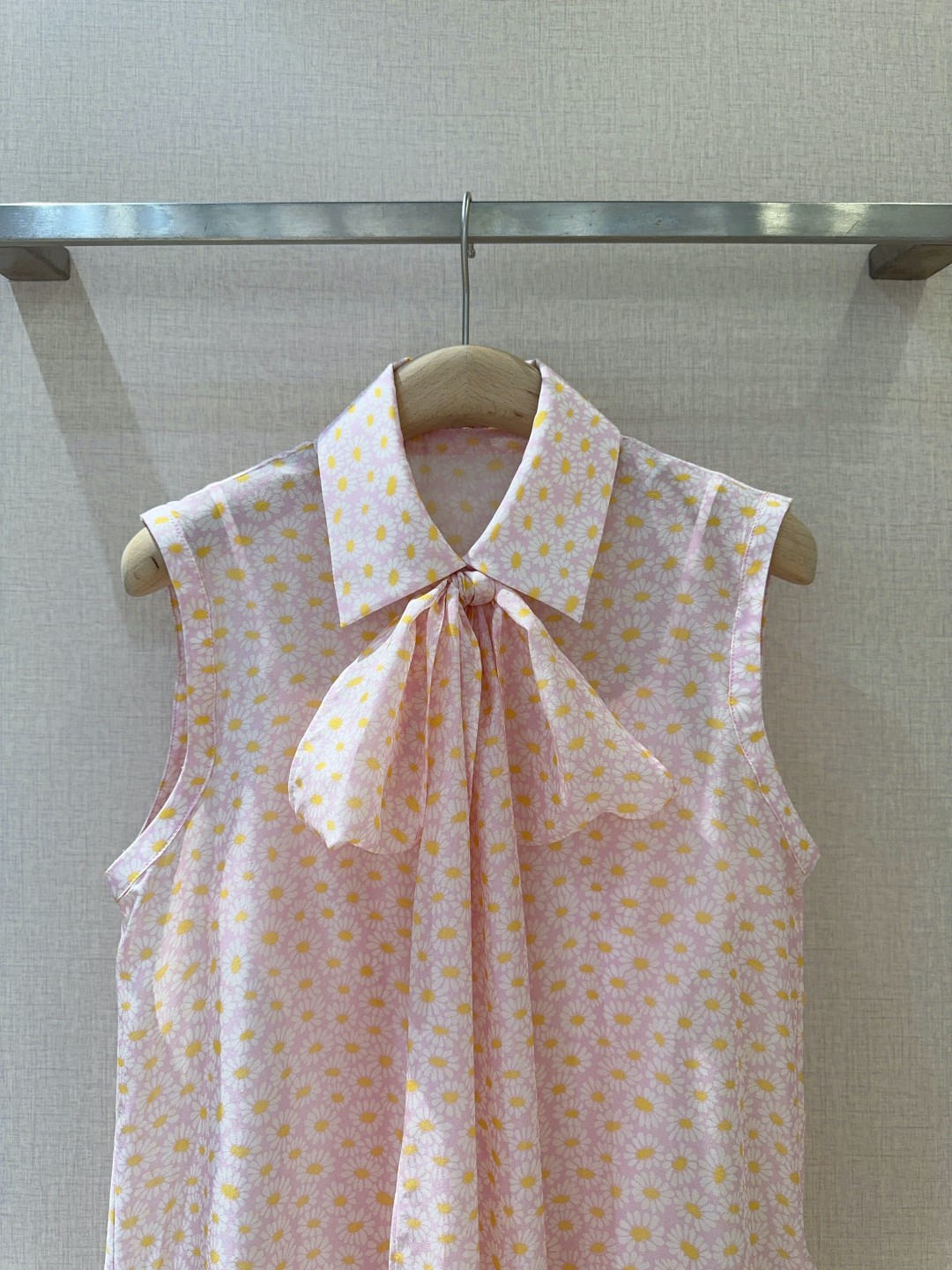 Guc*c*i Floral Print Silk Sleeveless Shirt with Bow Tie - Spring/Summer 4 cmp a1742809633316 1687