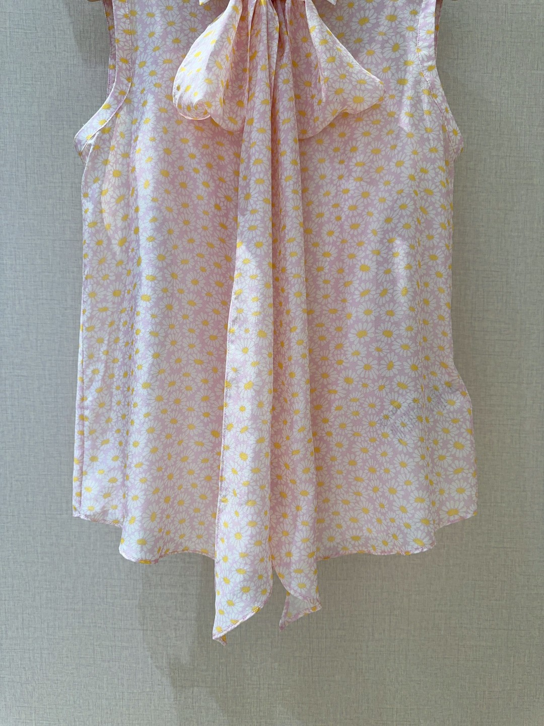 Guc*c*i Floral Print Silk Sleeveless Shirt with Bow Tie - Spring/Summer 5 cmp a1742809633319 6825