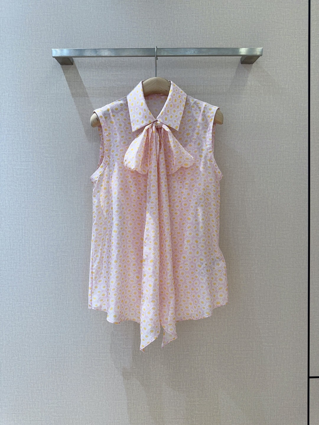 Guc*c*i Floral Print Silk Sleeveless Shirt with Bow Tie - Spring/Summer 3 cmp a1742809633370 4663