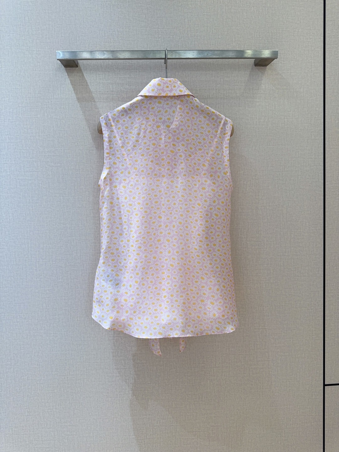 Guc*c*i Floral Print Silk Sleeveless Shirt with Bow Tie - Spring/Summer 6 cmp a1742809633371 6355