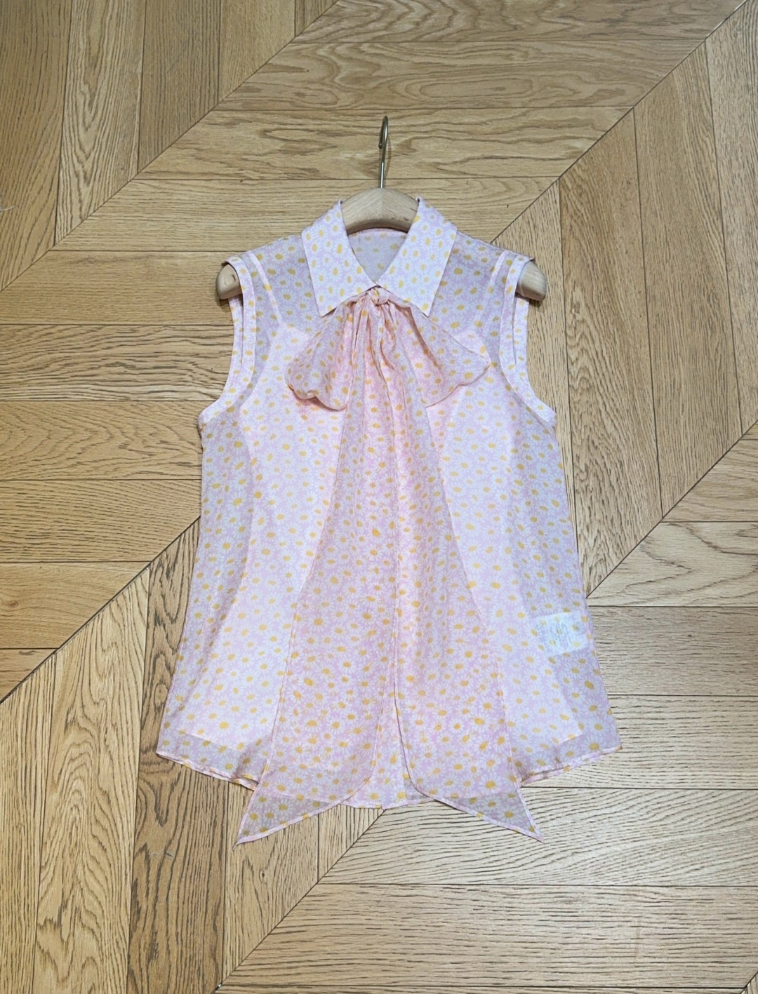 Guc*c*i Floral Print Silk Sleeveless Shirt with Bow Tie - Spring/Summer 9 cmp a1742809636480 6886
