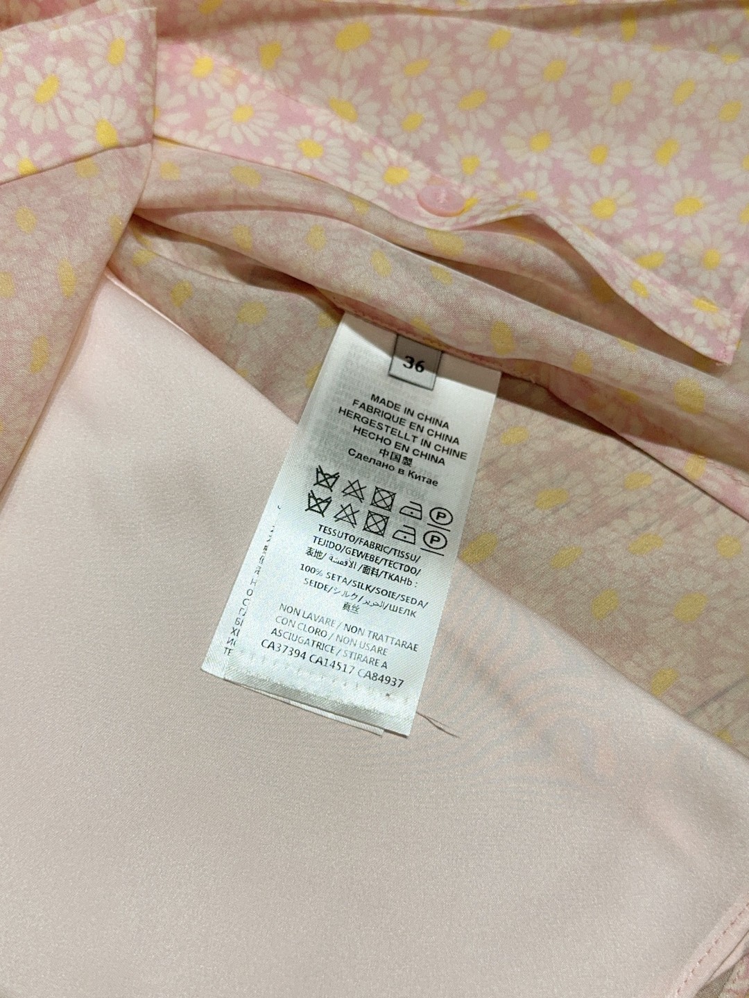 Guc*c*i Floral Print Silk Sleeveless Shirt with Bow Tie - Spring/Summer 8 cmp a1742809636521 1588